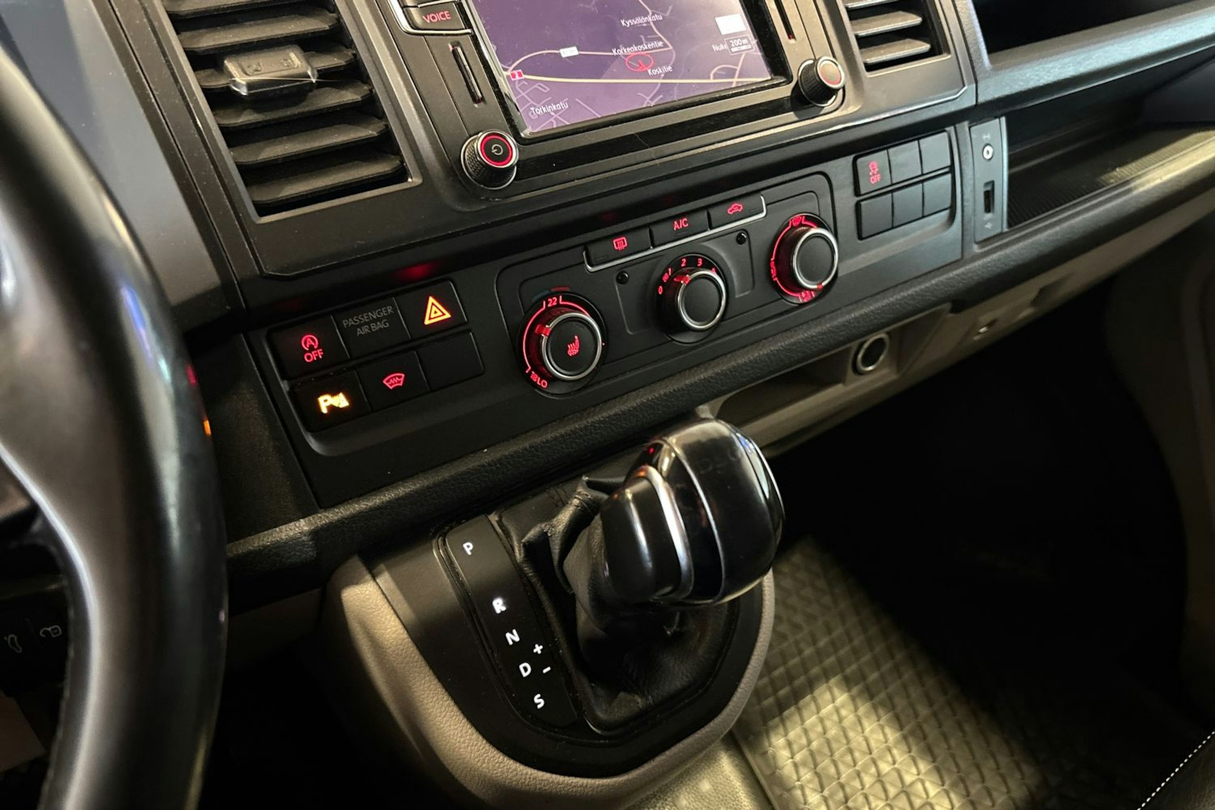 vihreä Volkswagen Transporter 2017 kuva 23.