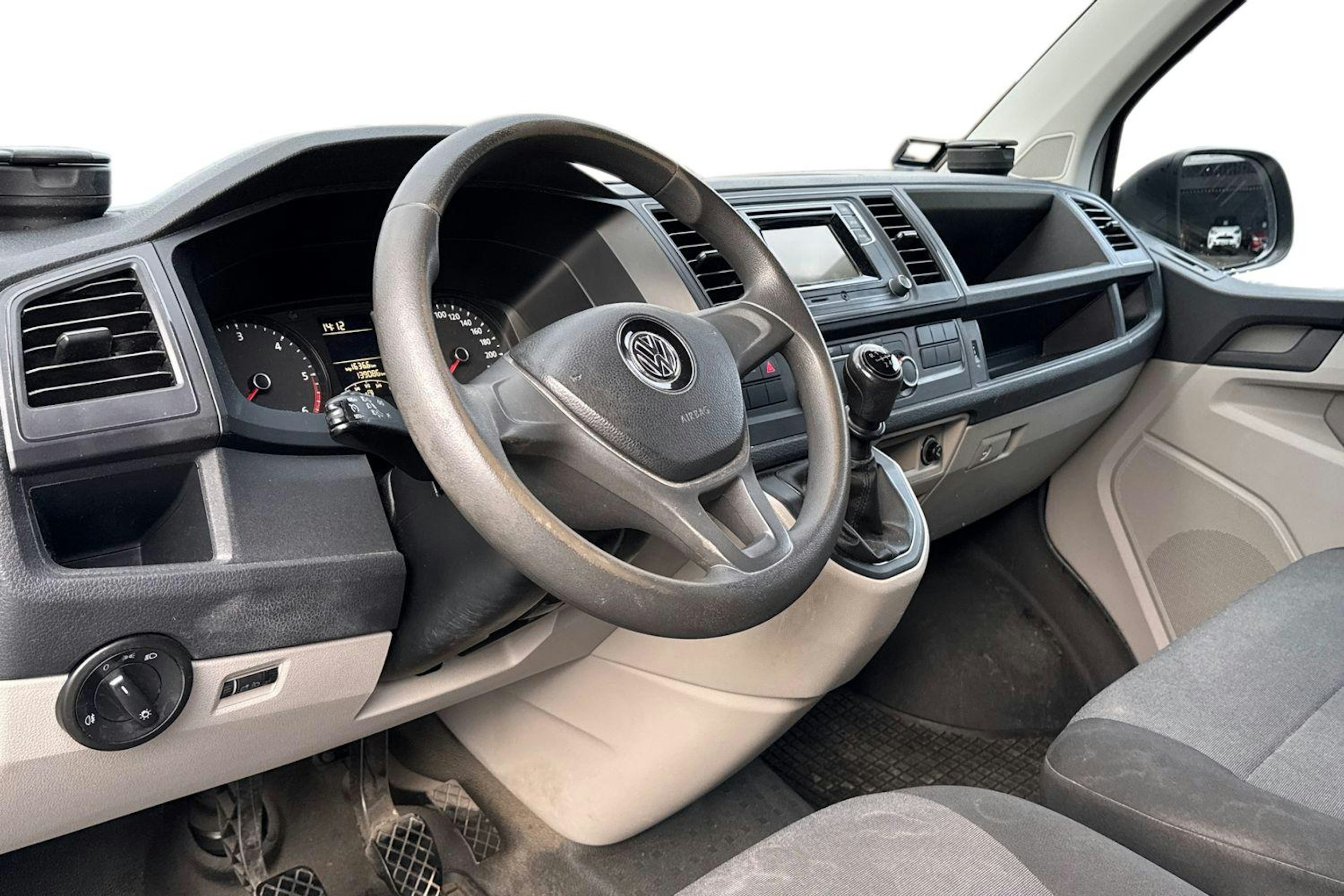 valkoinen Volkswagen Transporter 2017 kuva 3.