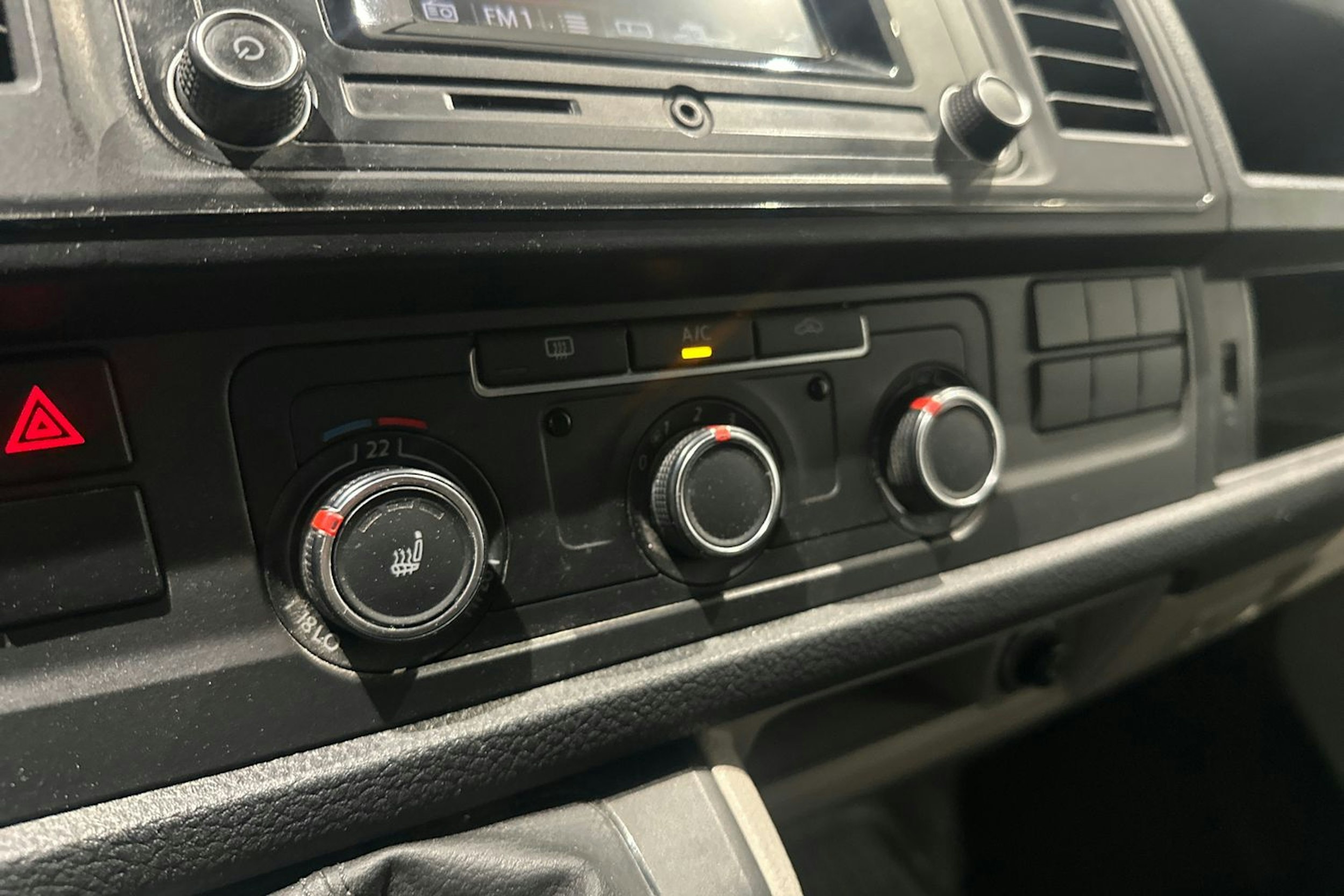 valkoinen Volkswagen Transporter 2017 kuva 13.