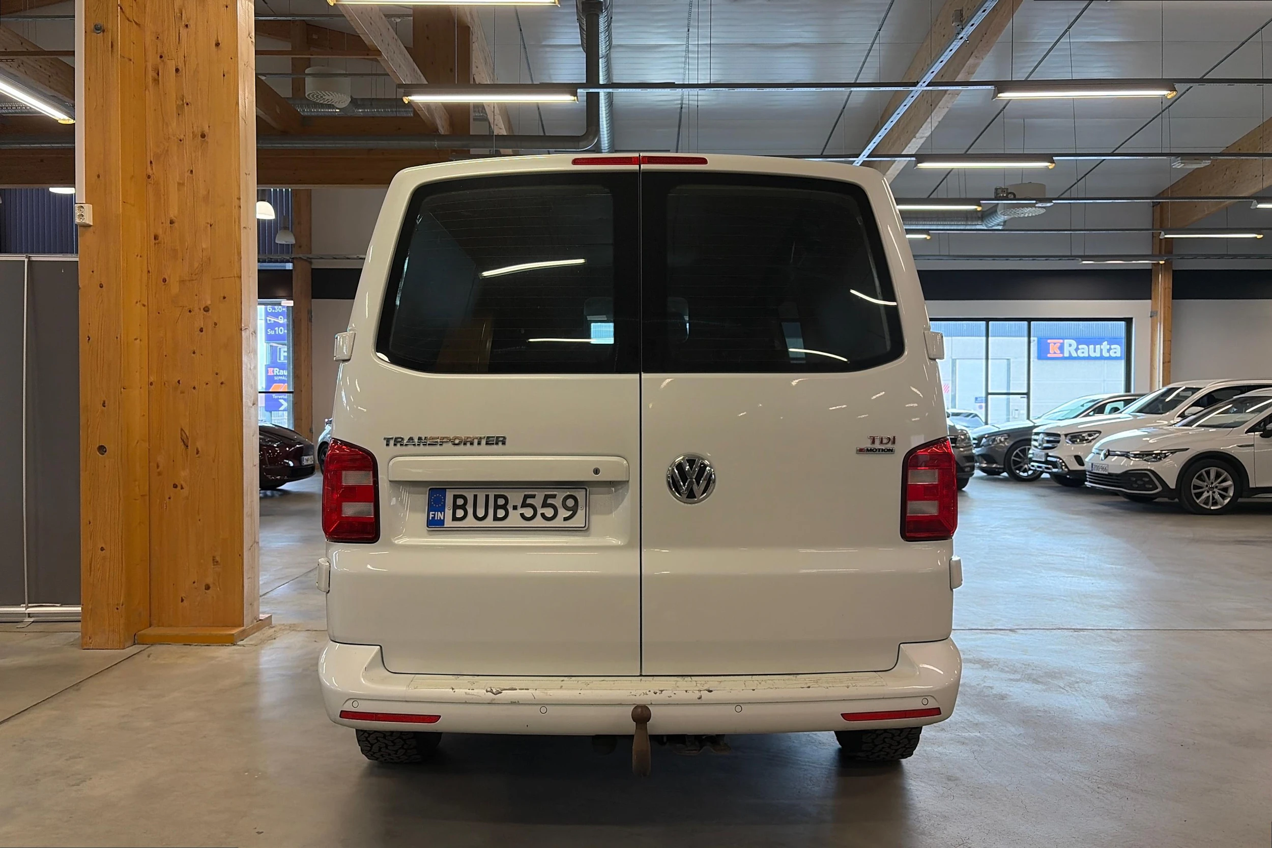 valkoinen Volkswagen Transporter 2017 kuva 3.