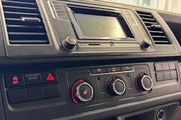 valkoinen Volkswagen Transporter 2017 kuva 13.