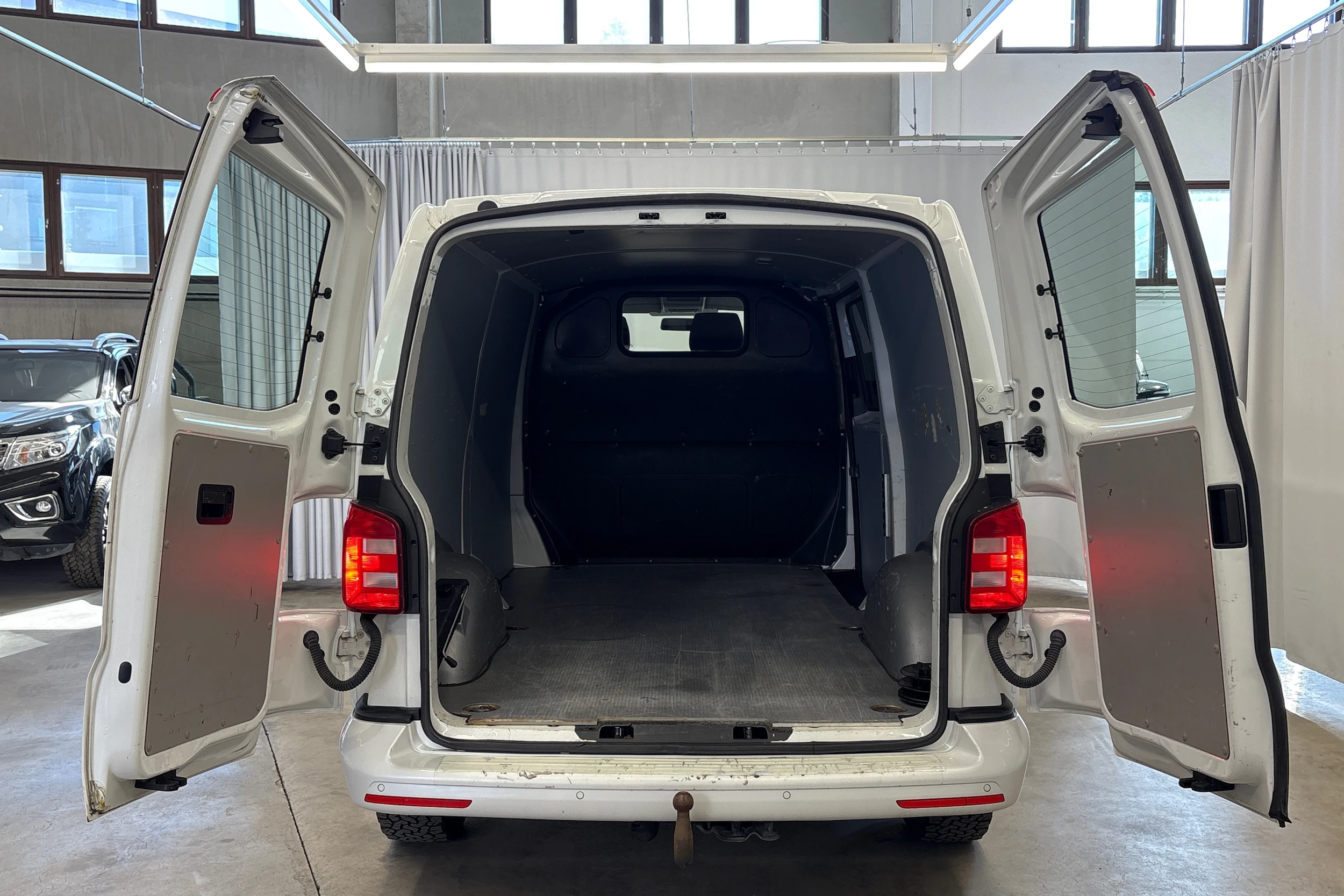 valkoinen Volkswagen Transporter 2017 kuva 17.