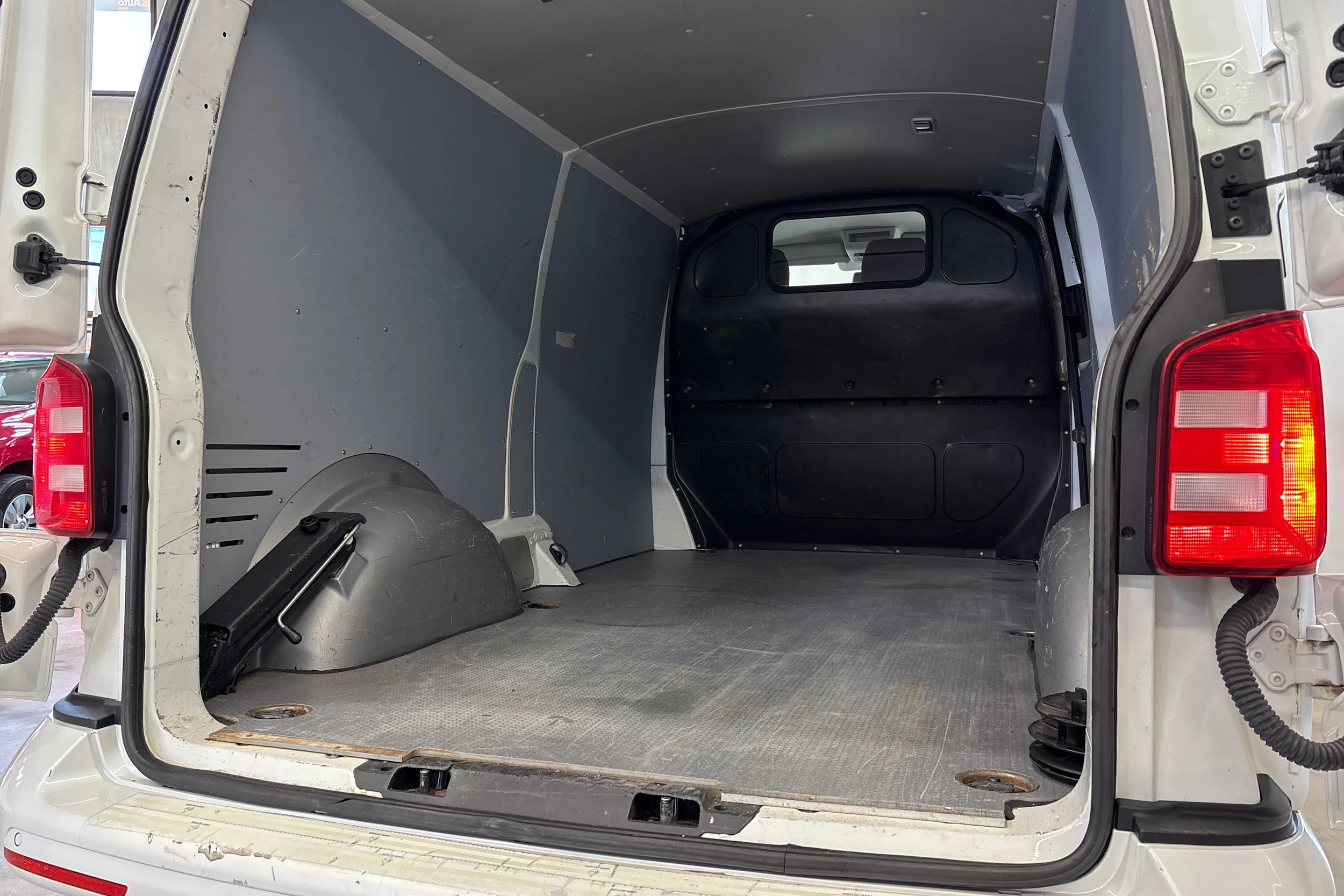 valkoinen Volkswagen Transporter 2017 kuva 18.