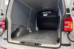 valkoinen Volkswagen Transporter 2017 kuva 18.
