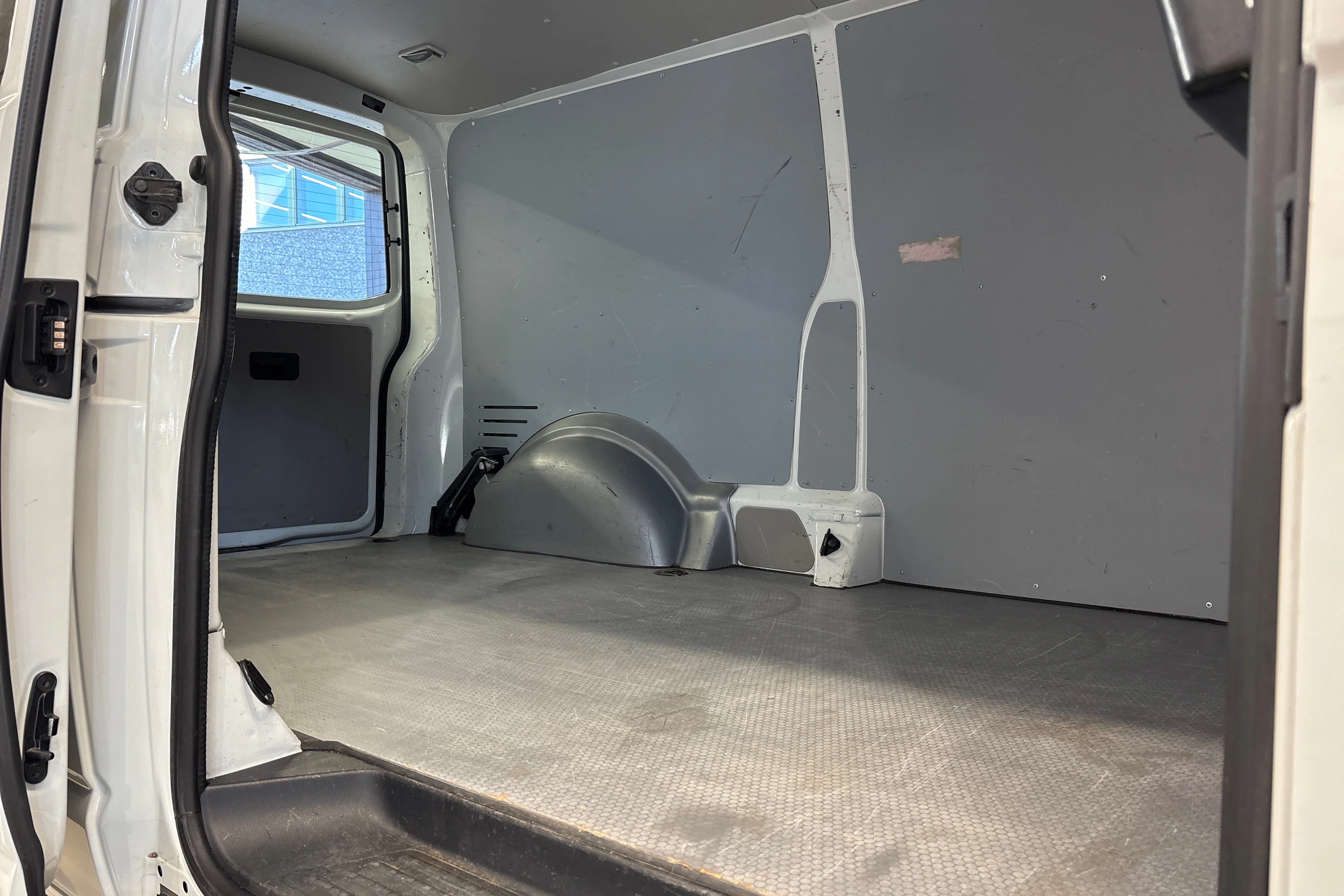 valkoinen Volkswagen Transporter 2017 kuva 19.