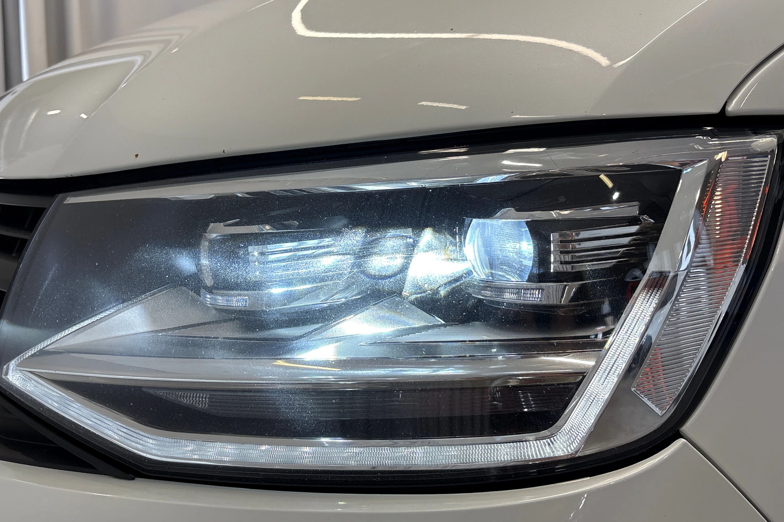 valkoinen Volkswagen Transporter 2017 kuva 21.