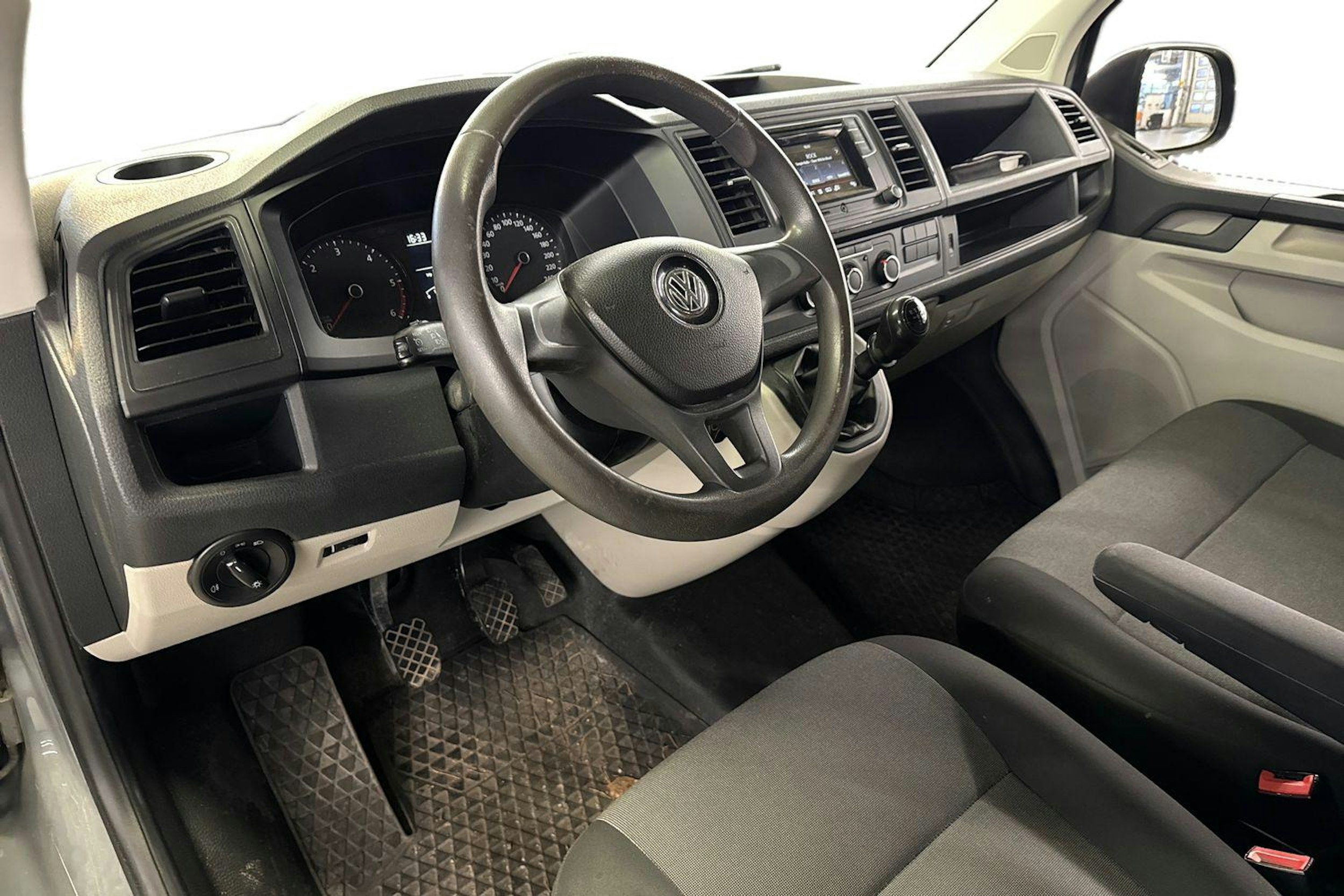 harmaa Volkswagen Transporter 2017 kuva 3.