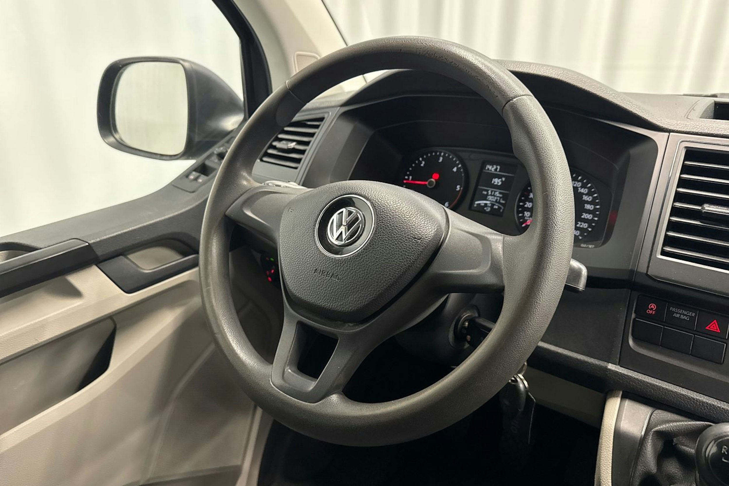 harmaa Volkswagen Transporter 2017 kuva 13.