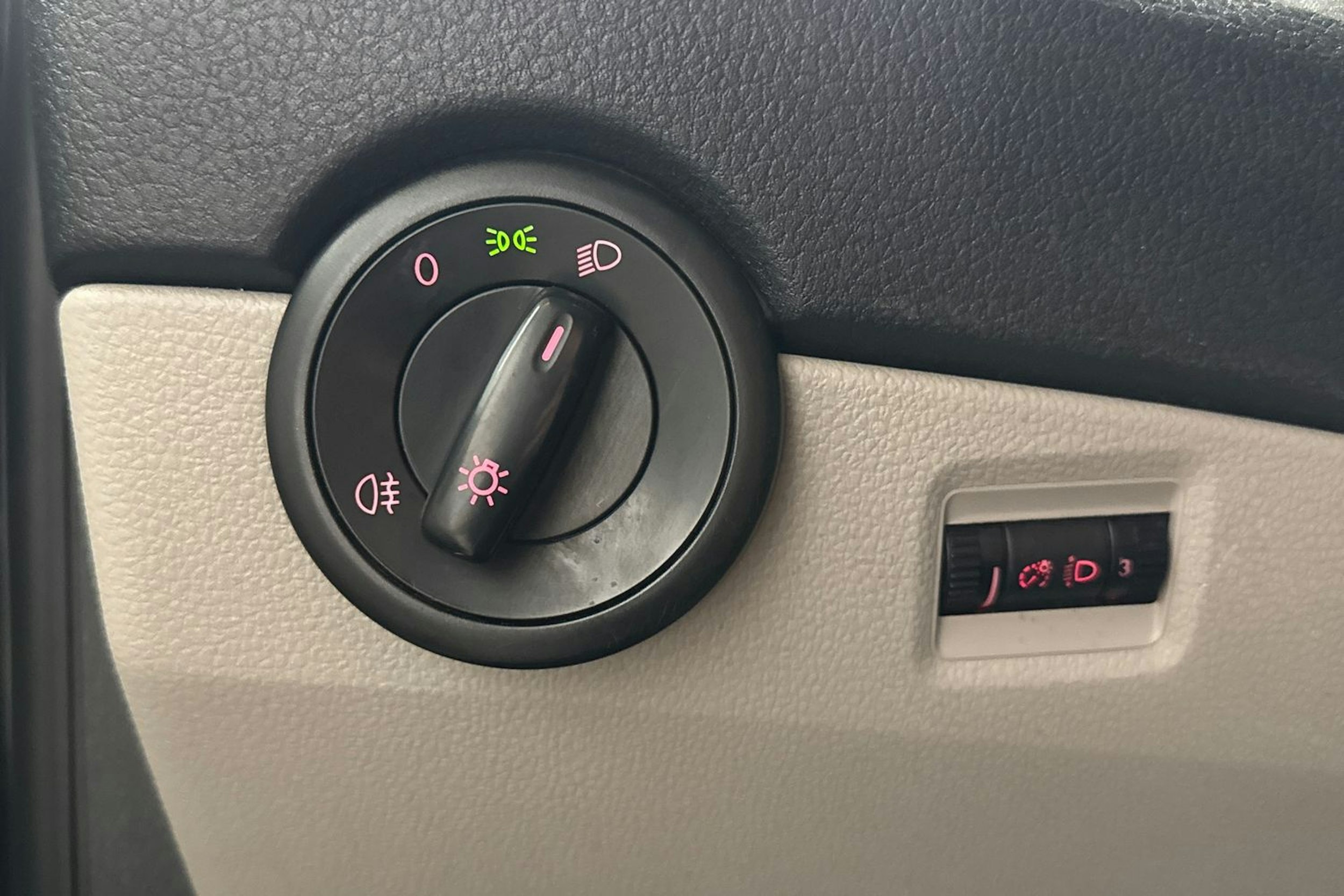 harmaa Volkswagen Transporter 2017 kuva 19.