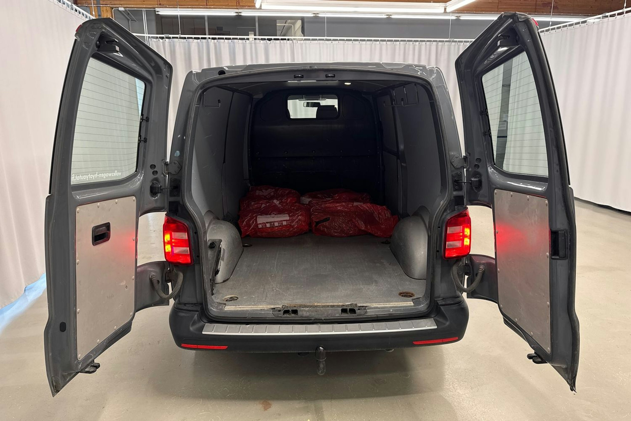 harmaa Volkswagen Transporter 2017 kuva 21.