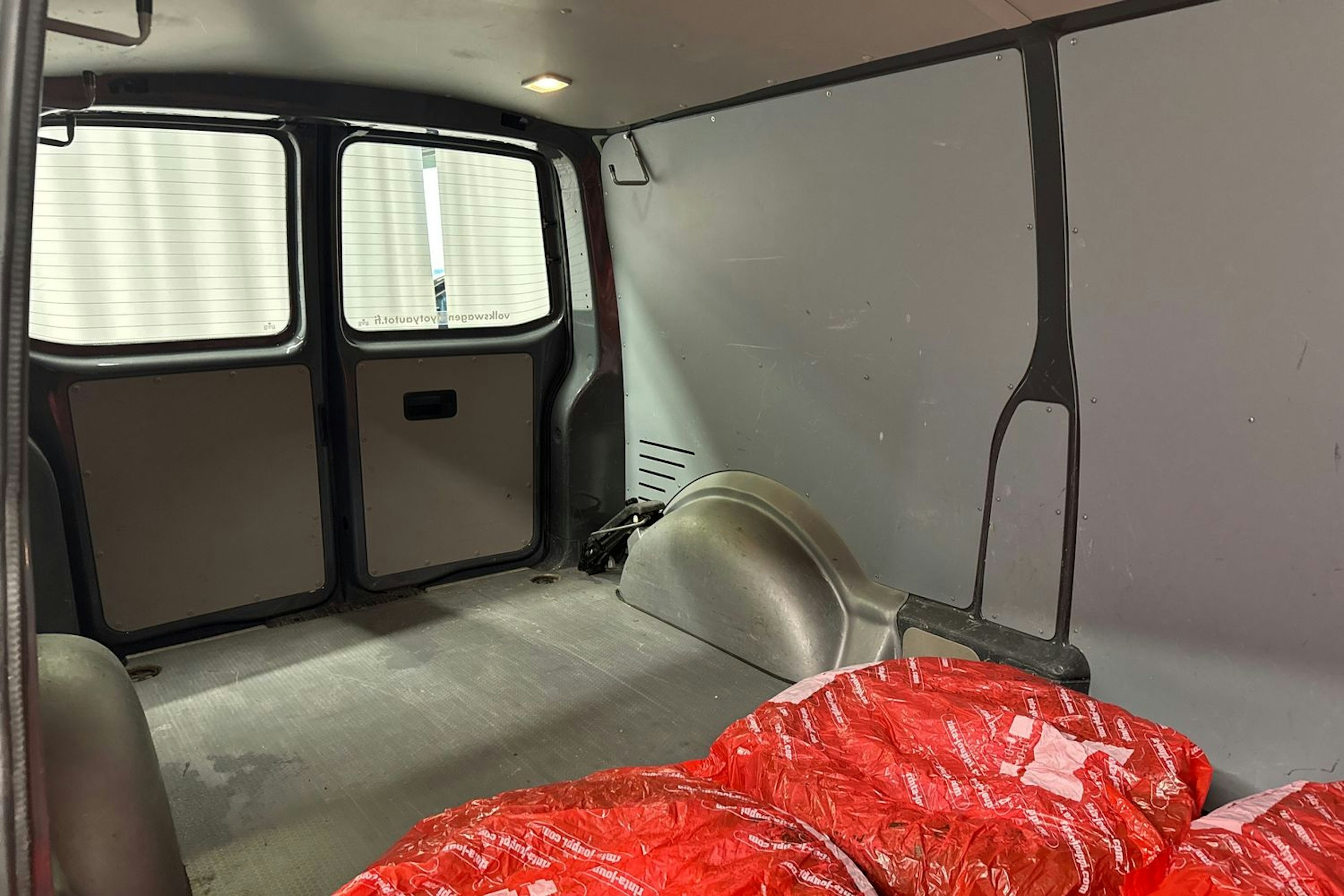 harmaa Volkswagen Transporter 2017 kuva 23.