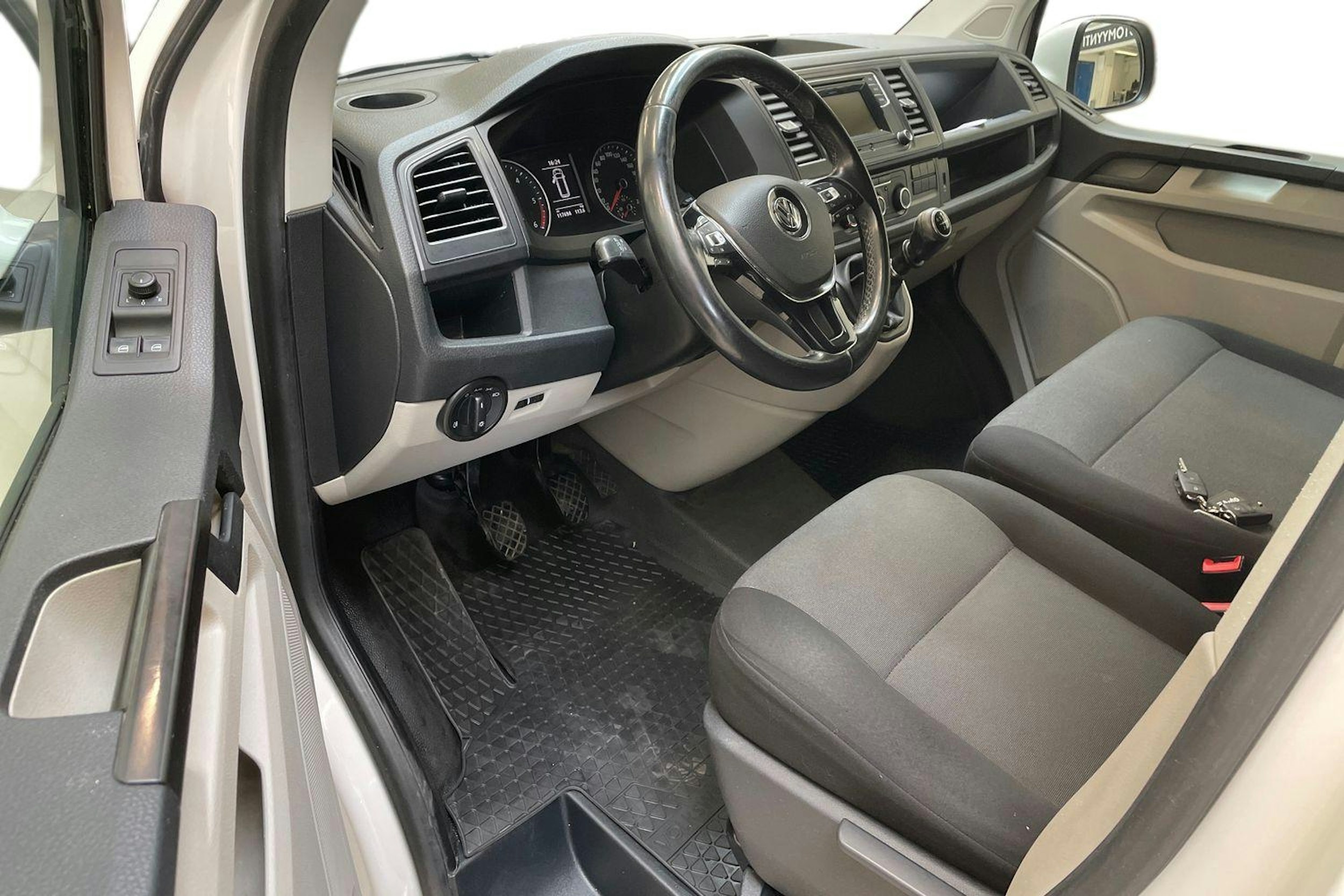 valkoinen Volkswagen Transporter 2017 kuva 7.