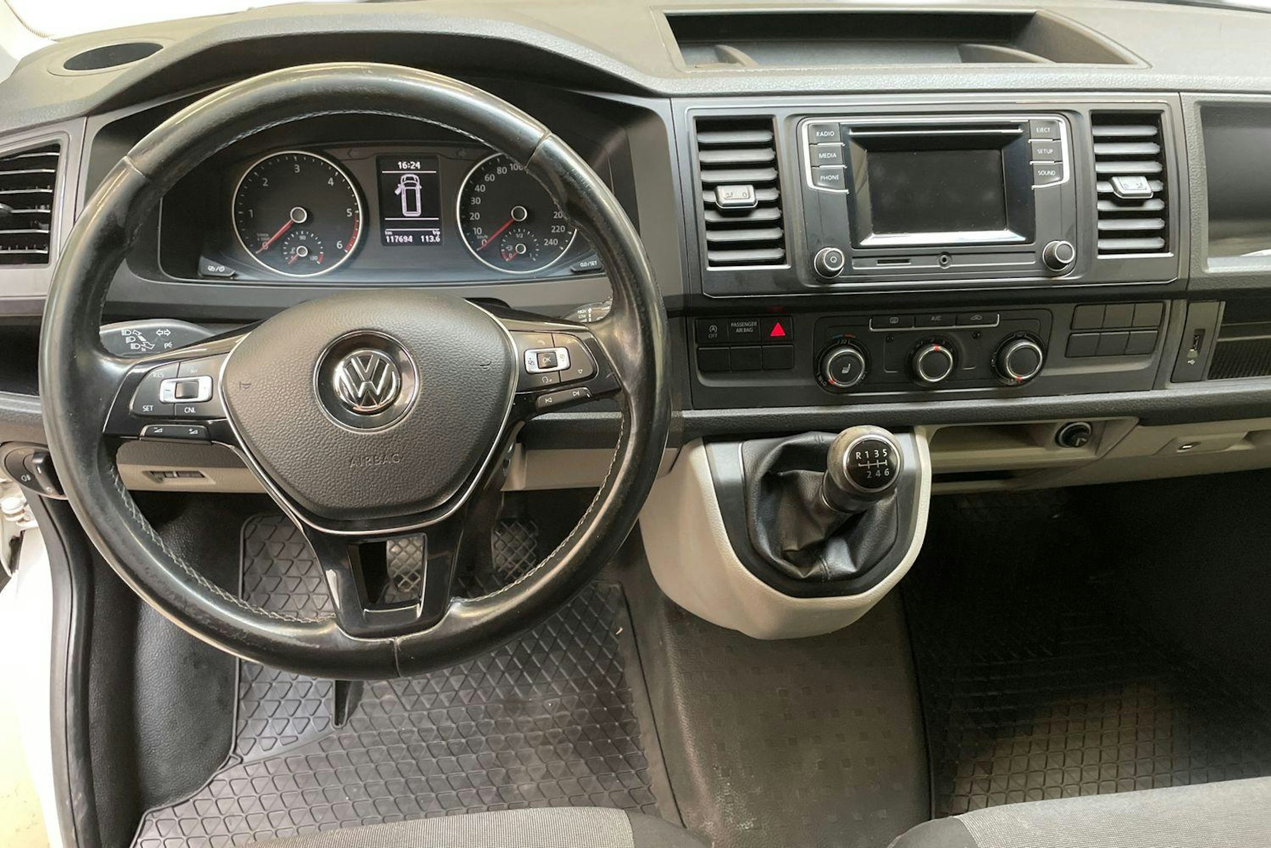 valkoinen Volkswagen Transporter 2017 kuva 9.