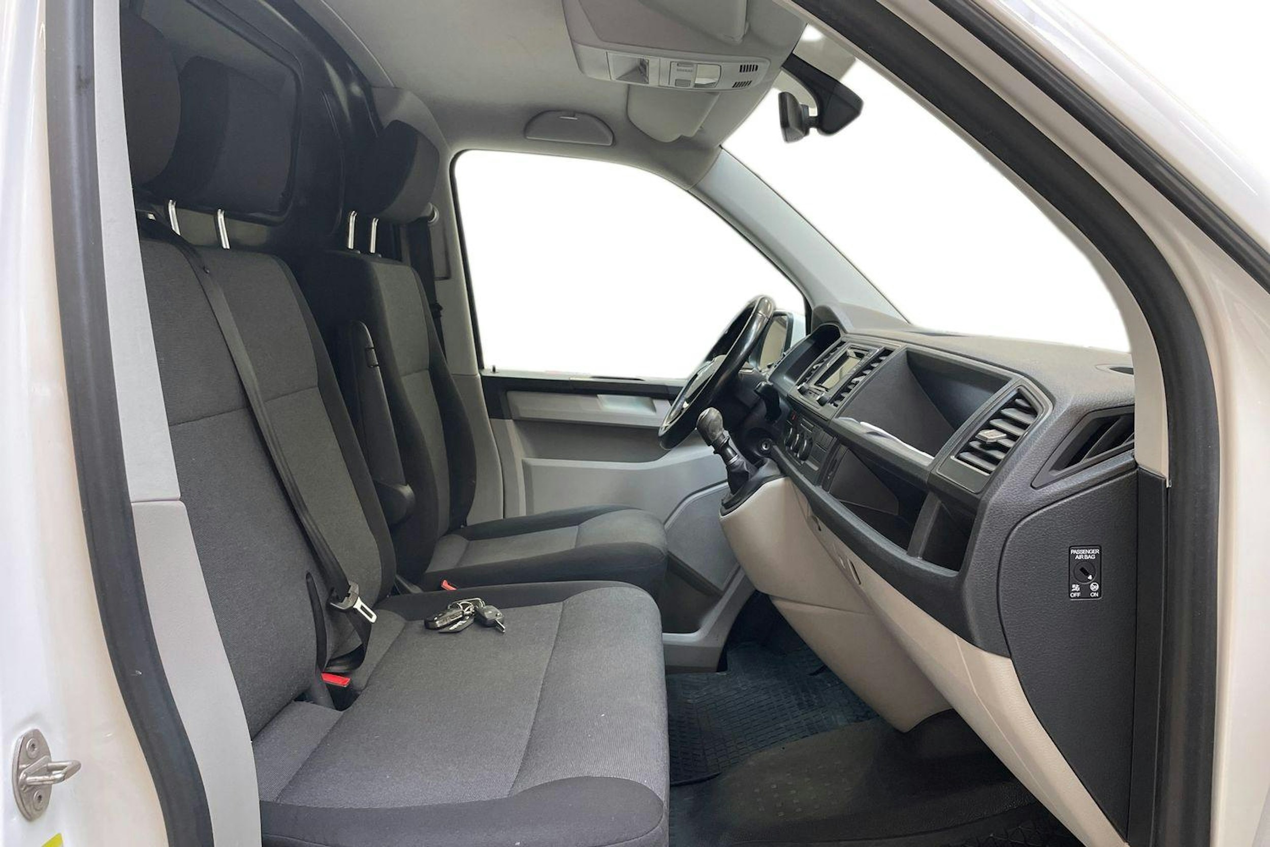 valkoinen Volkswagen Transporter 2017 kuva 10.