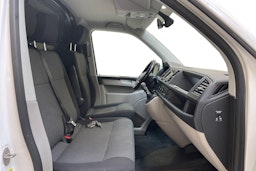valkoinen Volkswagen Transporter 2017 kuva 10.