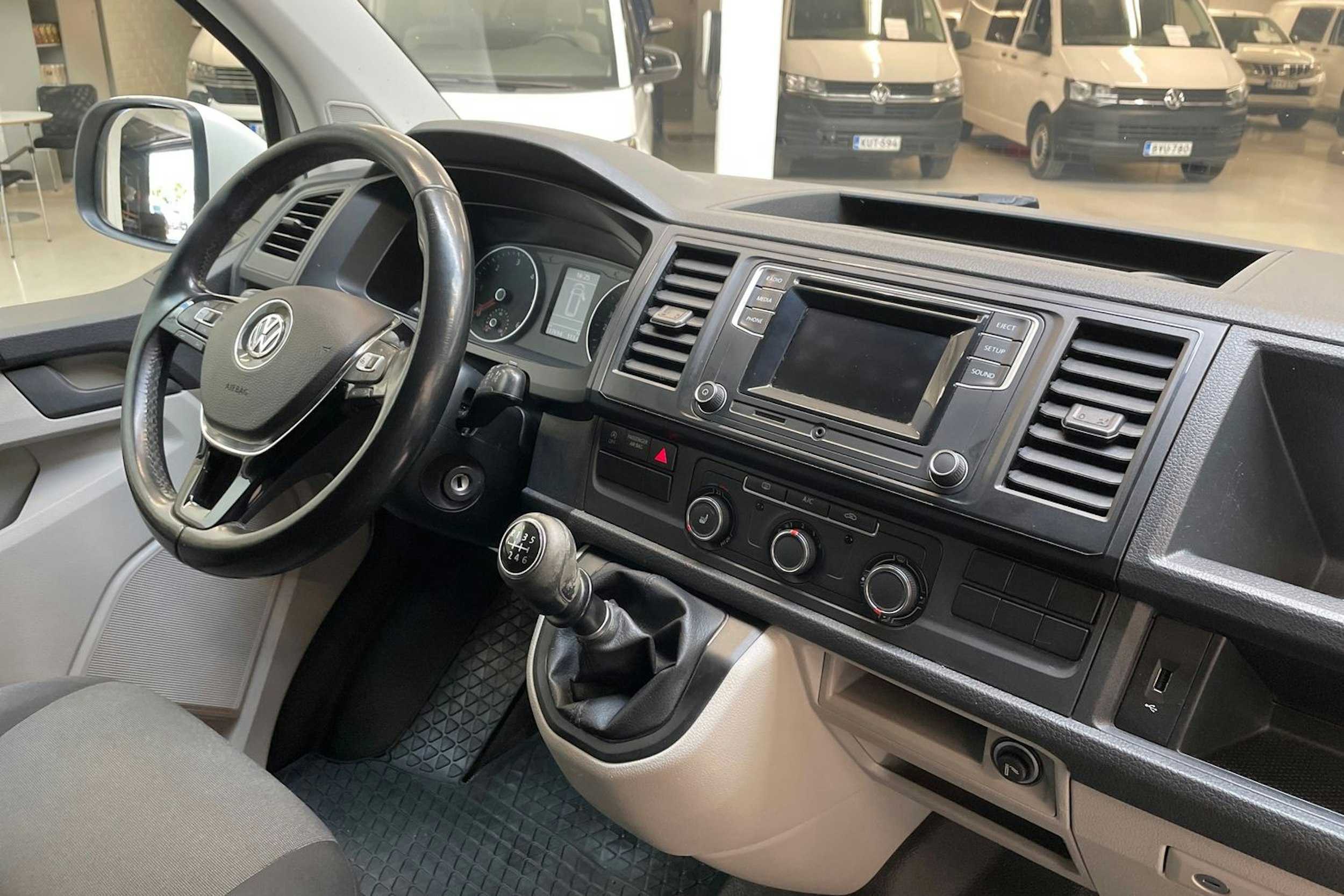 valkoinen Volkswagen Transporter 2017 kuva 13.