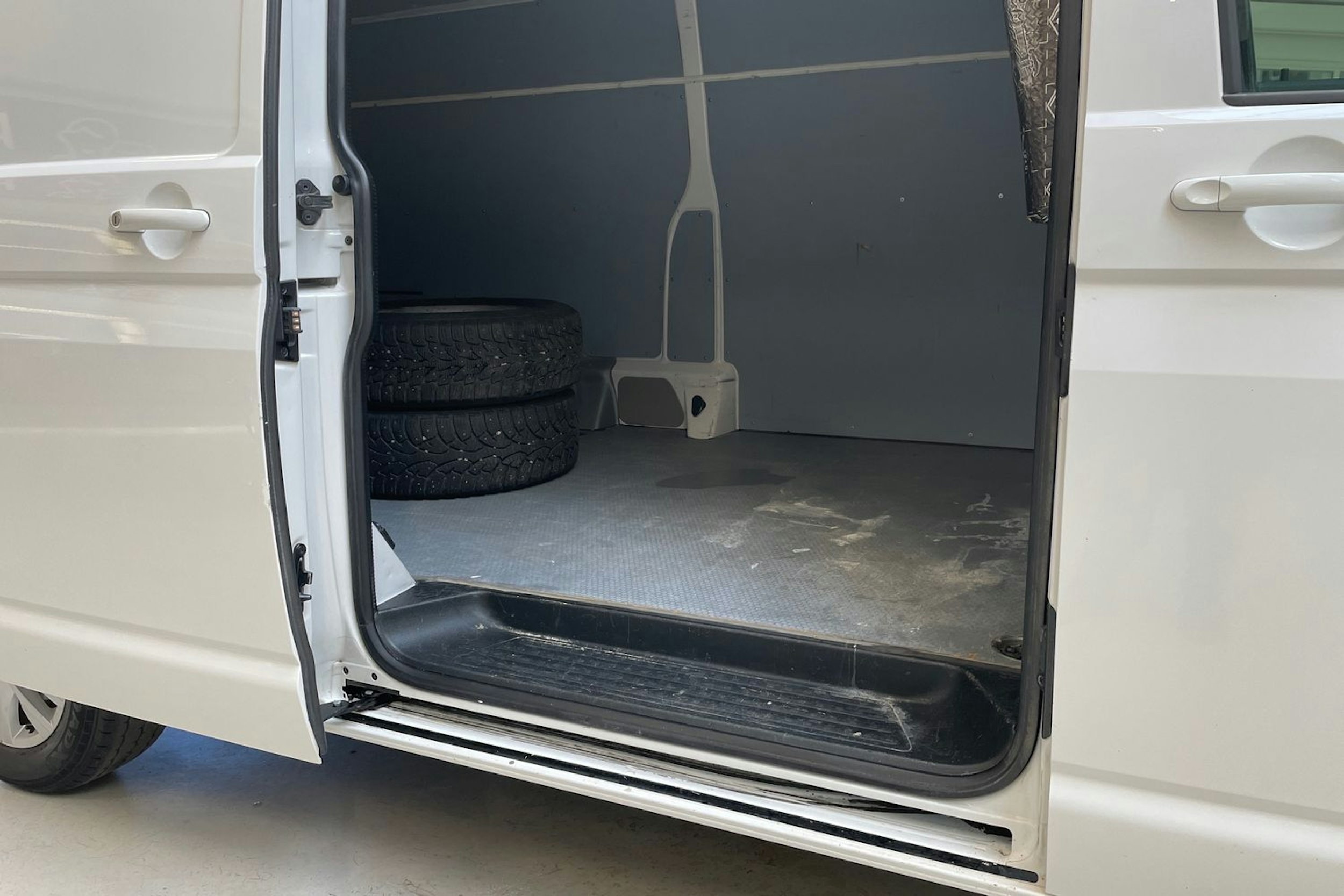 valkoinen Volkswagen Transporter 2017 kuva 16.