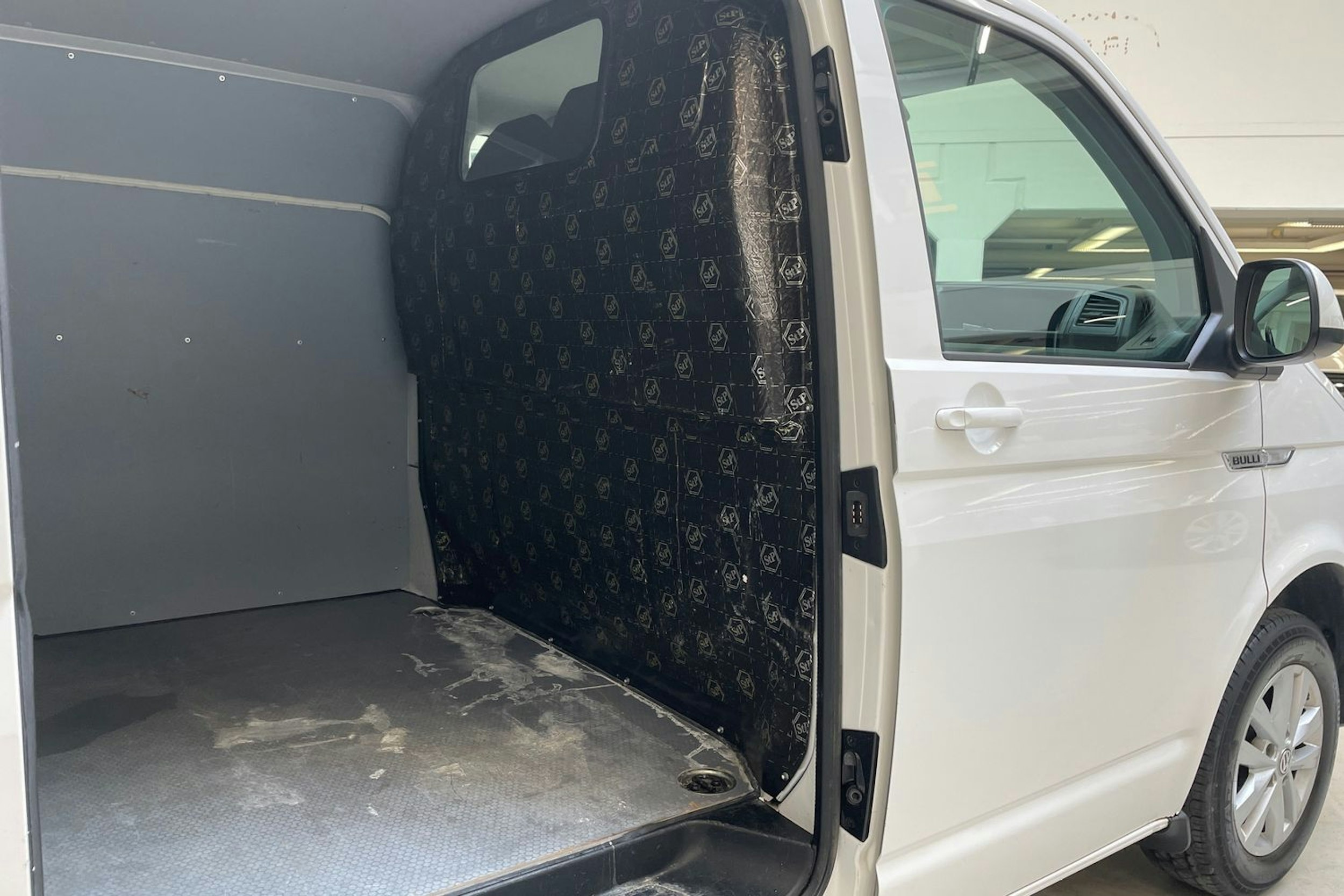 valkoinen Volkswagen Transporter 2017 kuva 17.
