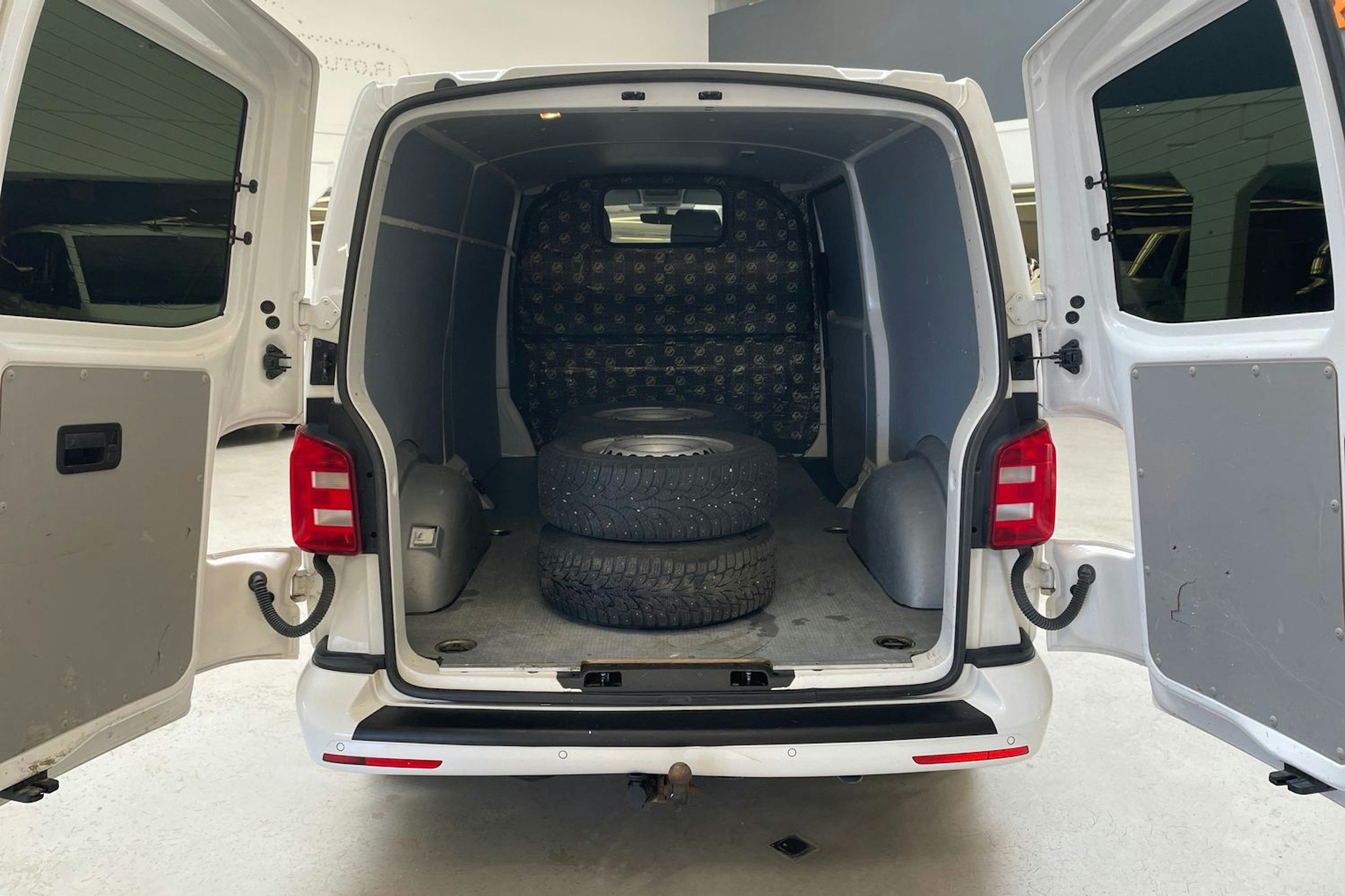 valkoinen Volkswagen Transporter 2017 kuva 18.