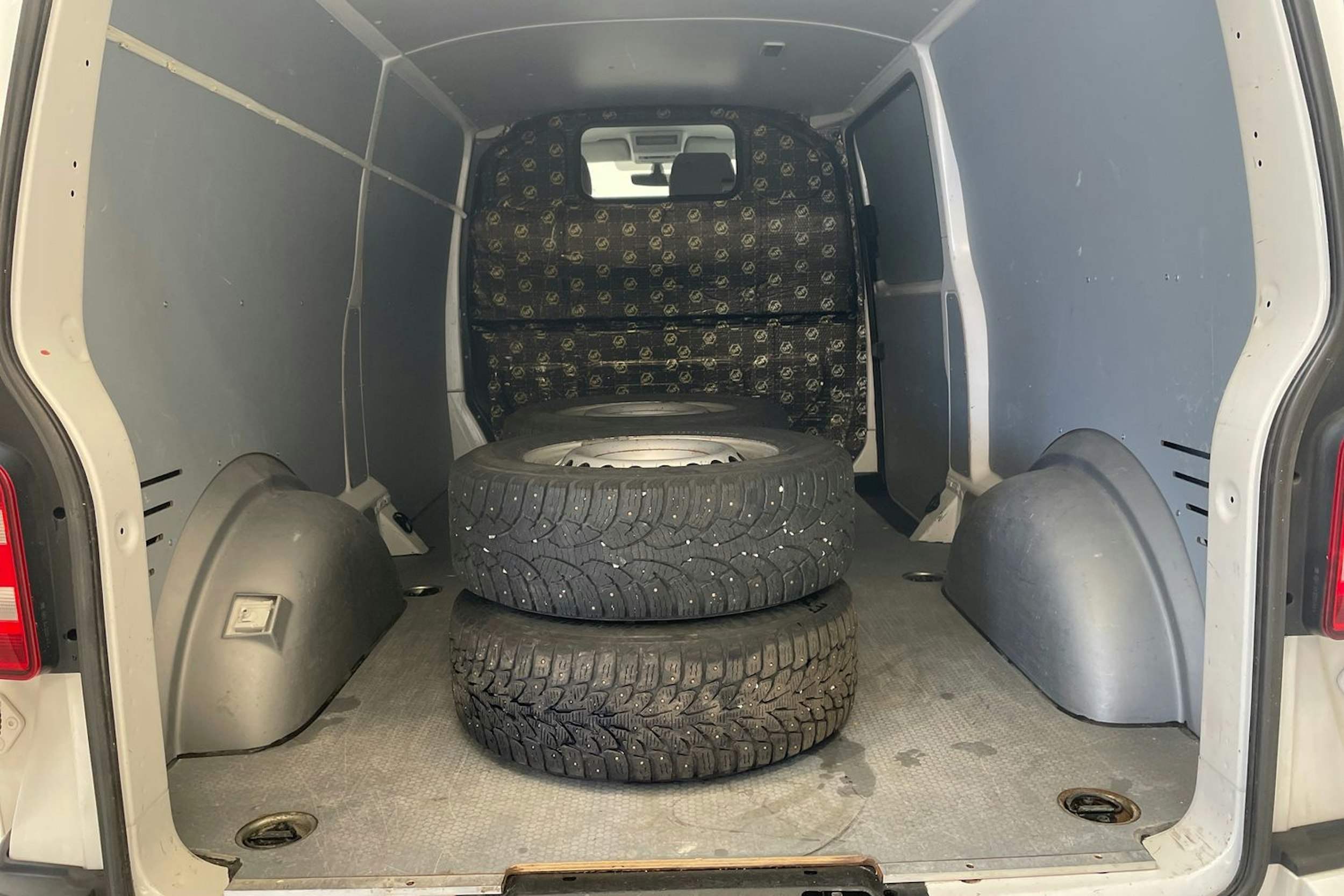 valkoinen Volkswagen Transporter 2017 kuva 19.