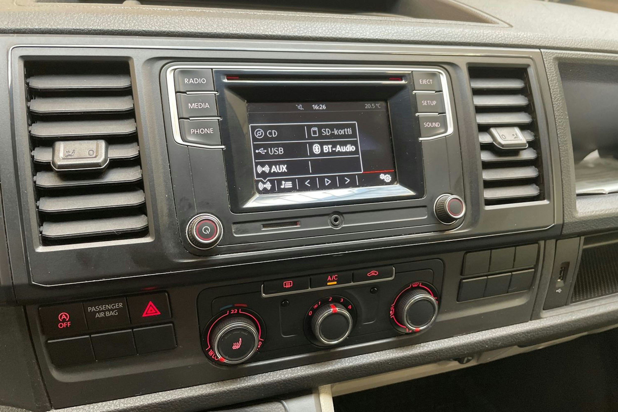valkoinen Volkswagen Transporter 2017 kuva 23.