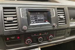 valkoinen Volkswagen Transporter 2017 kuva 23.