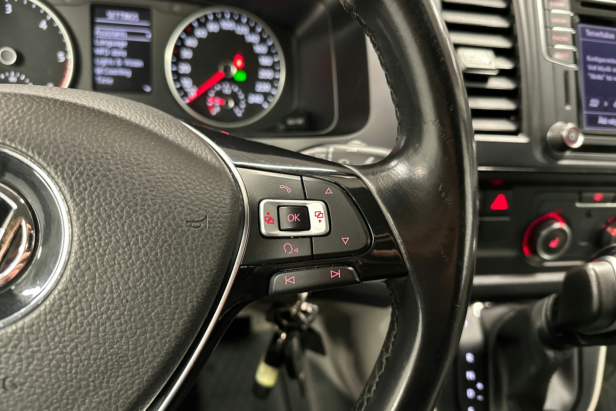 valkoinen Volkswagen Transporter 2017 kuva 16.