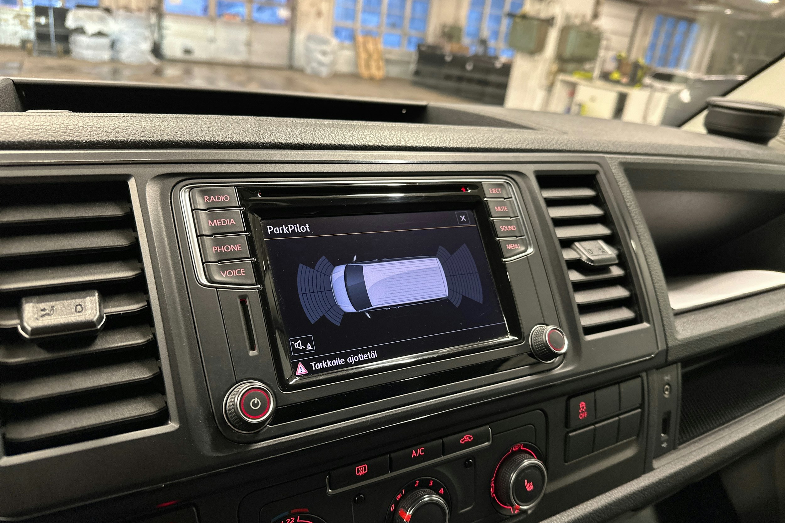 valkoinen Volkswagen Transporter 2017 kuva 20.