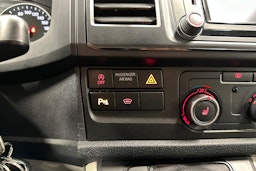 valkoinen Volkswagen Transporter 2017 kuva 22.