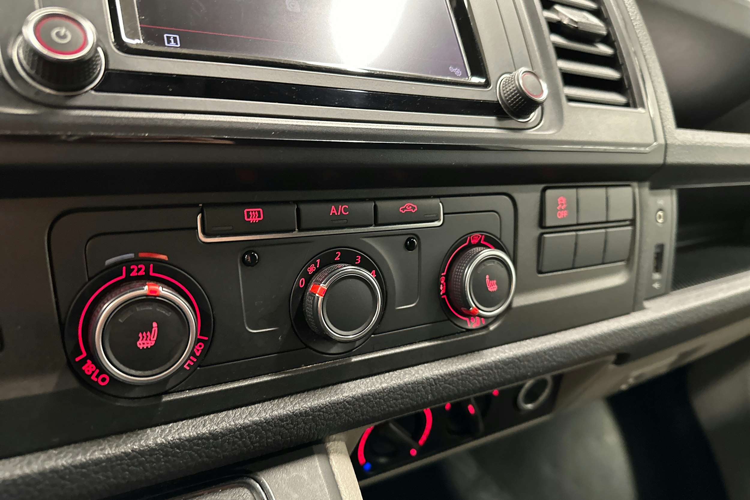 valkoinen Volkswagen Transporter 2017 kuva 23.