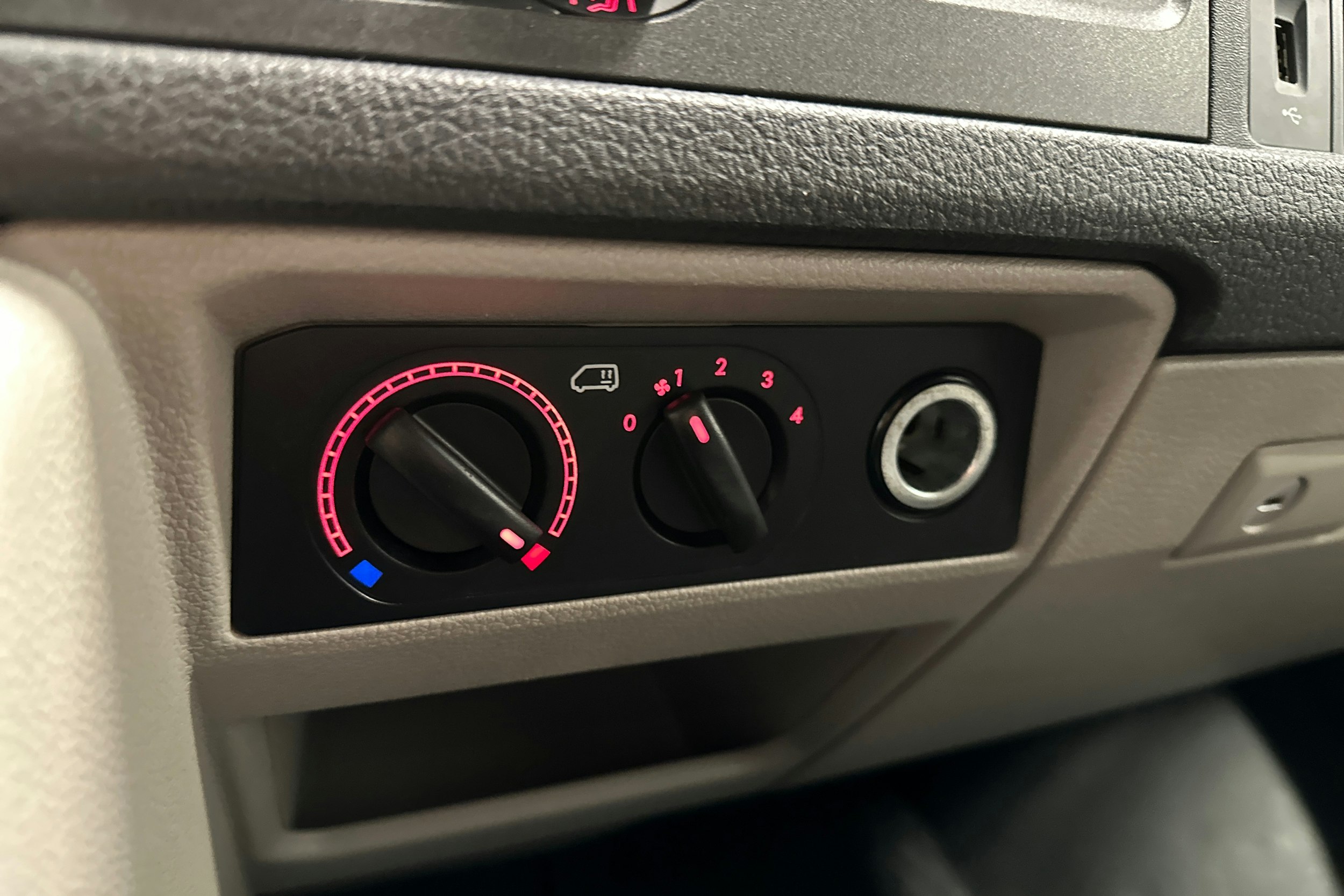 valkoinen Volkswagen Transporter 2017 kuva 24.