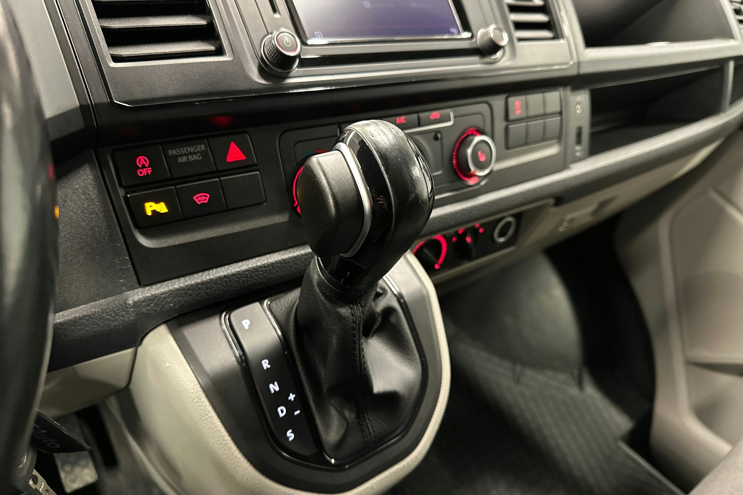 valkoinen Volkswagen Transporter 2017 kuva 25.