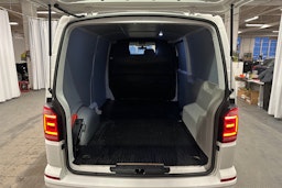 valkoinen Volkswagen Transporter 2017 kuva 27.