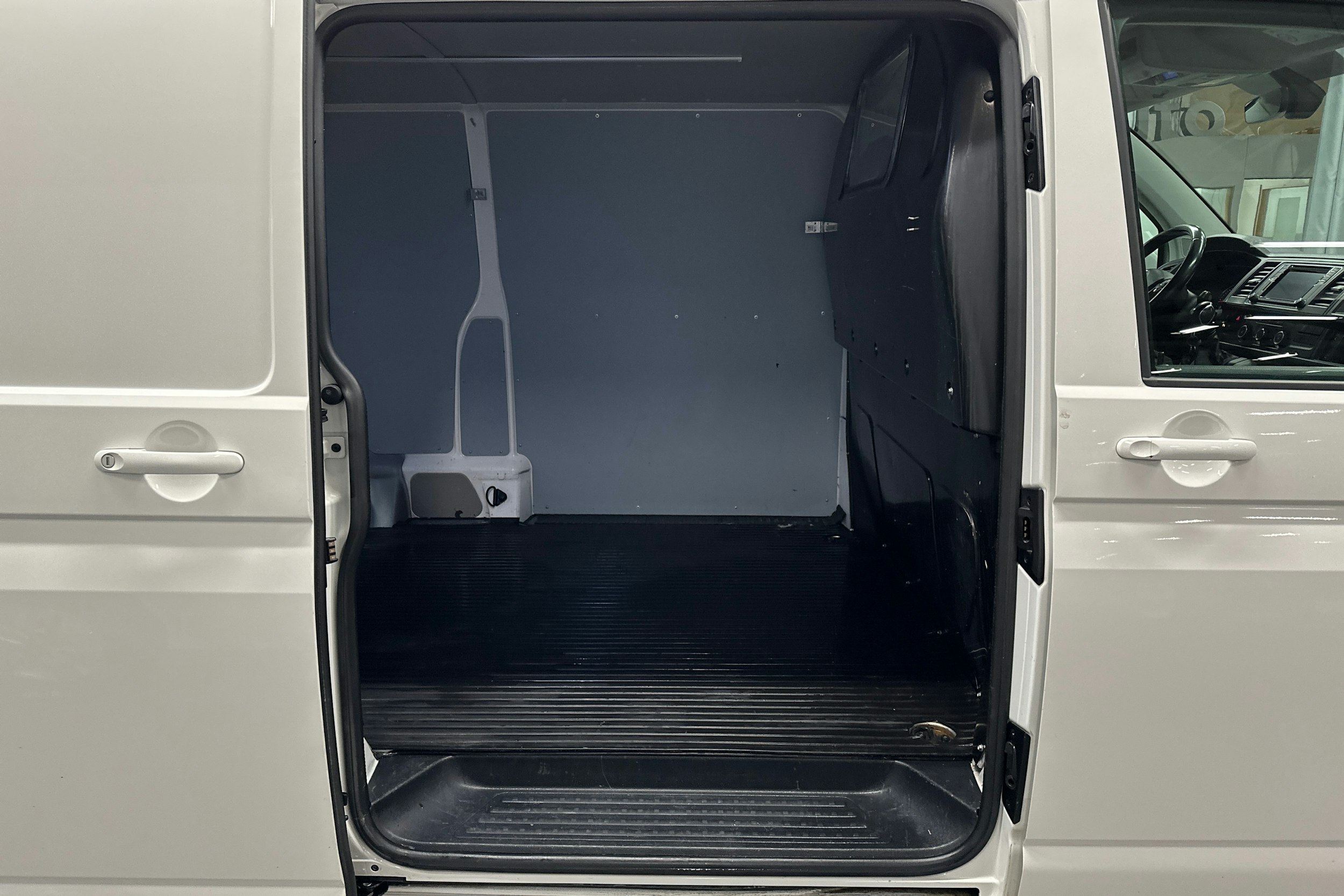 valkoinen Volkswagen Transporter 2017 kuva 28.
