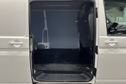 valkoinen Volkswagen Transporter 2017 kuva 28.