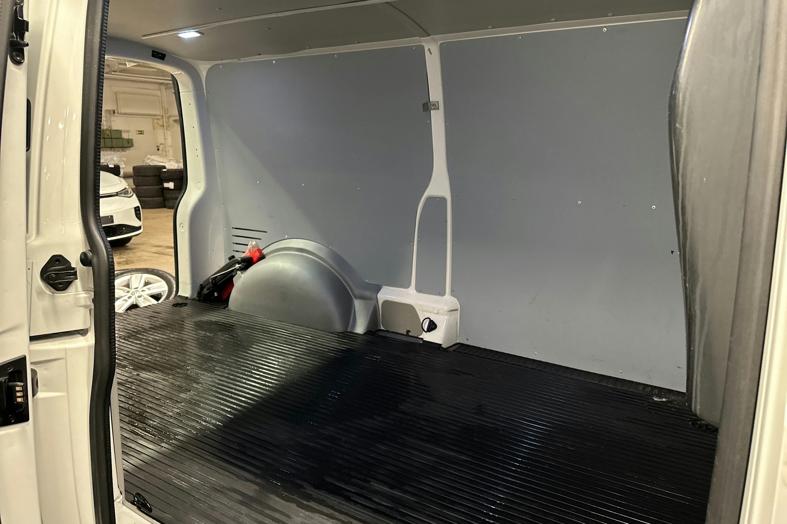 valkoinen Volkswagen Transporter 2017 kuva 30.