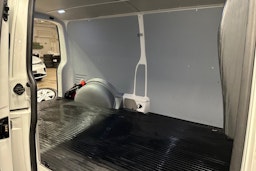 valkoinen Volkswagen Transporter 2017 kuva 30.