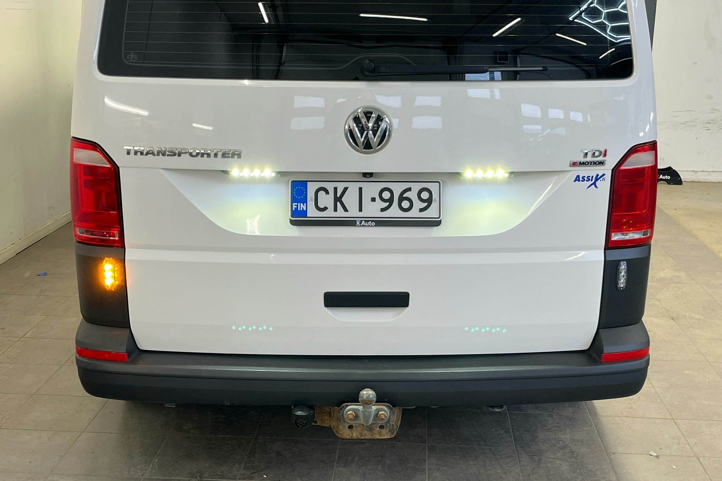 valkoinen Volkswagen Transporter 2017 kuva 18.