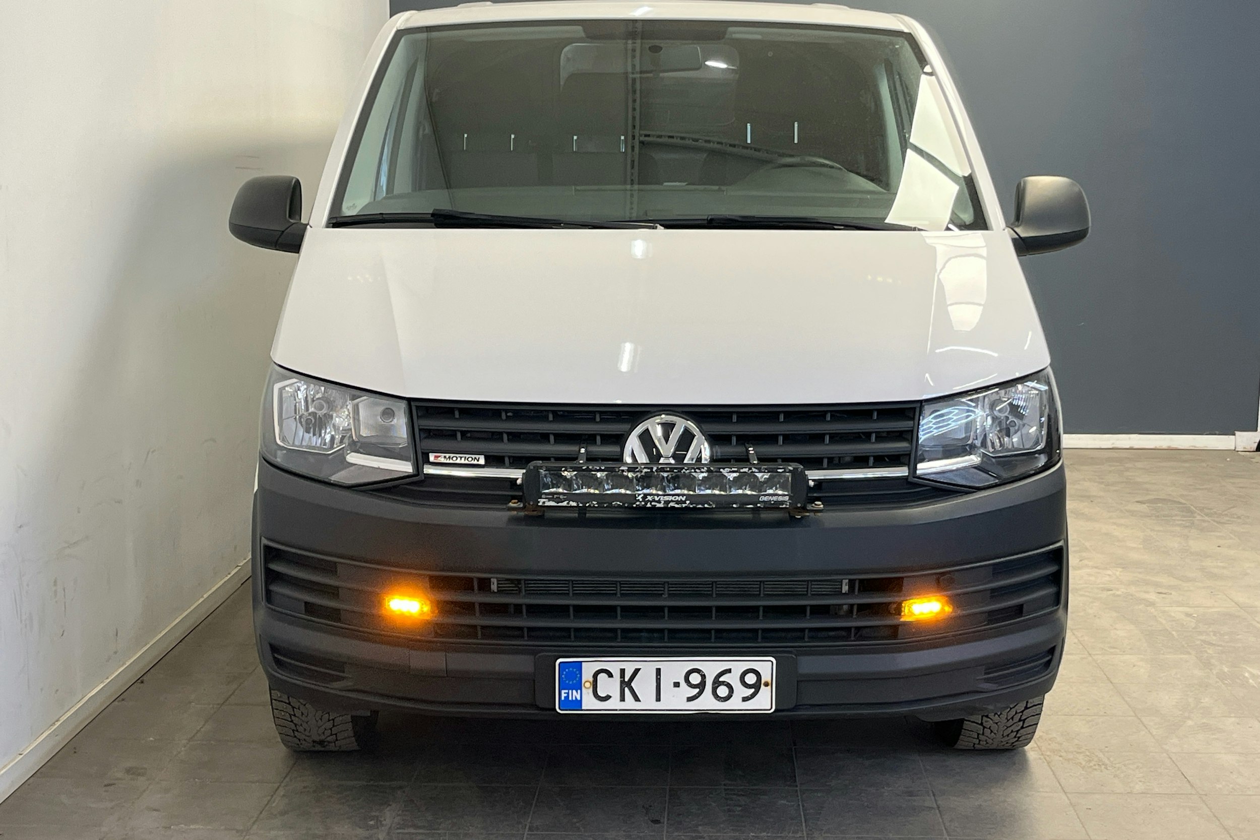 valkoinen Volkswagen Transporter 2017 kuva 26.