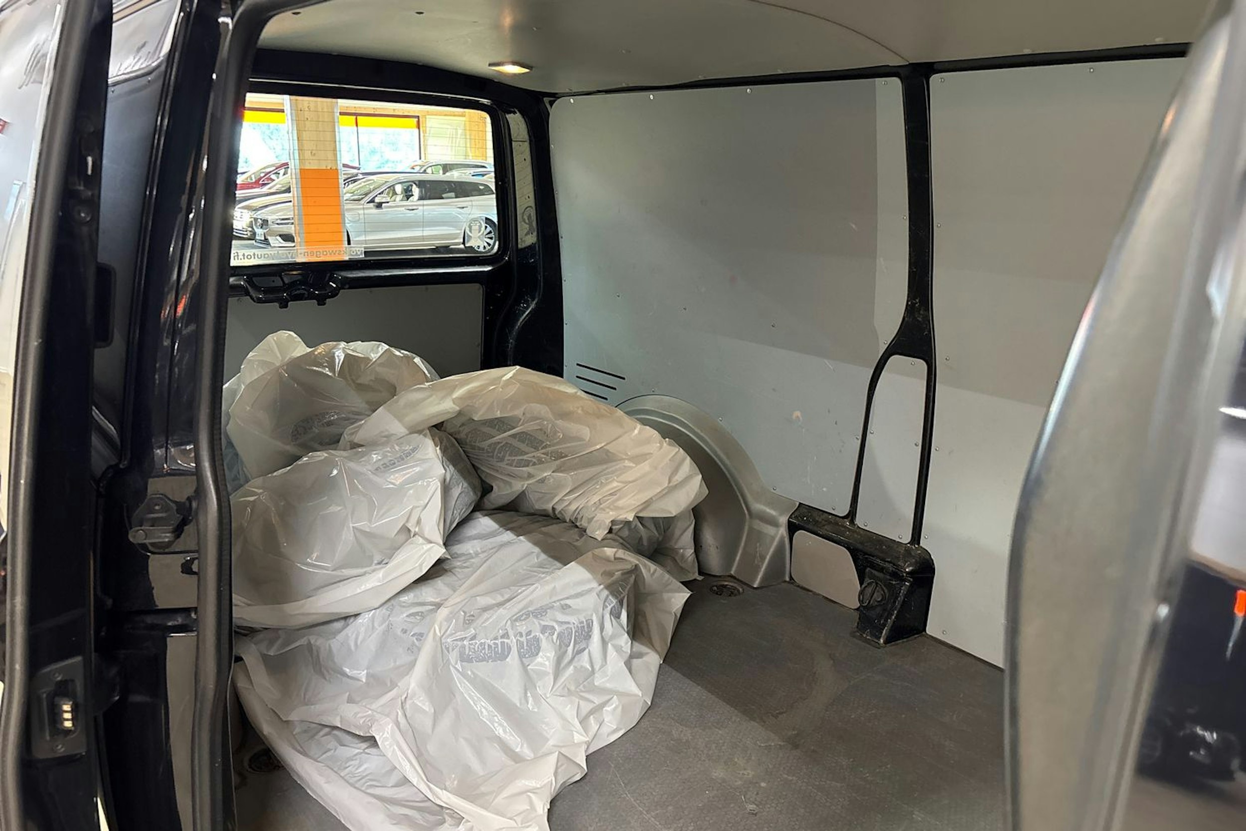 musta Volkswagen Transporter 2017 kuva 23.