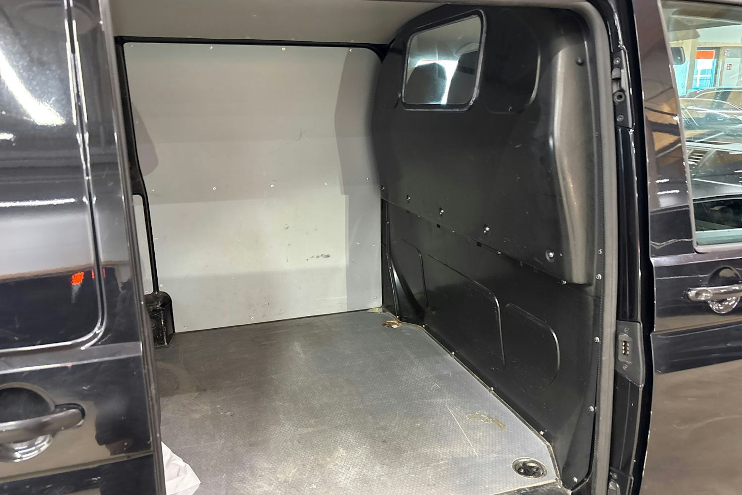 musta Volkswagen Transporter 2017 kuva 24.