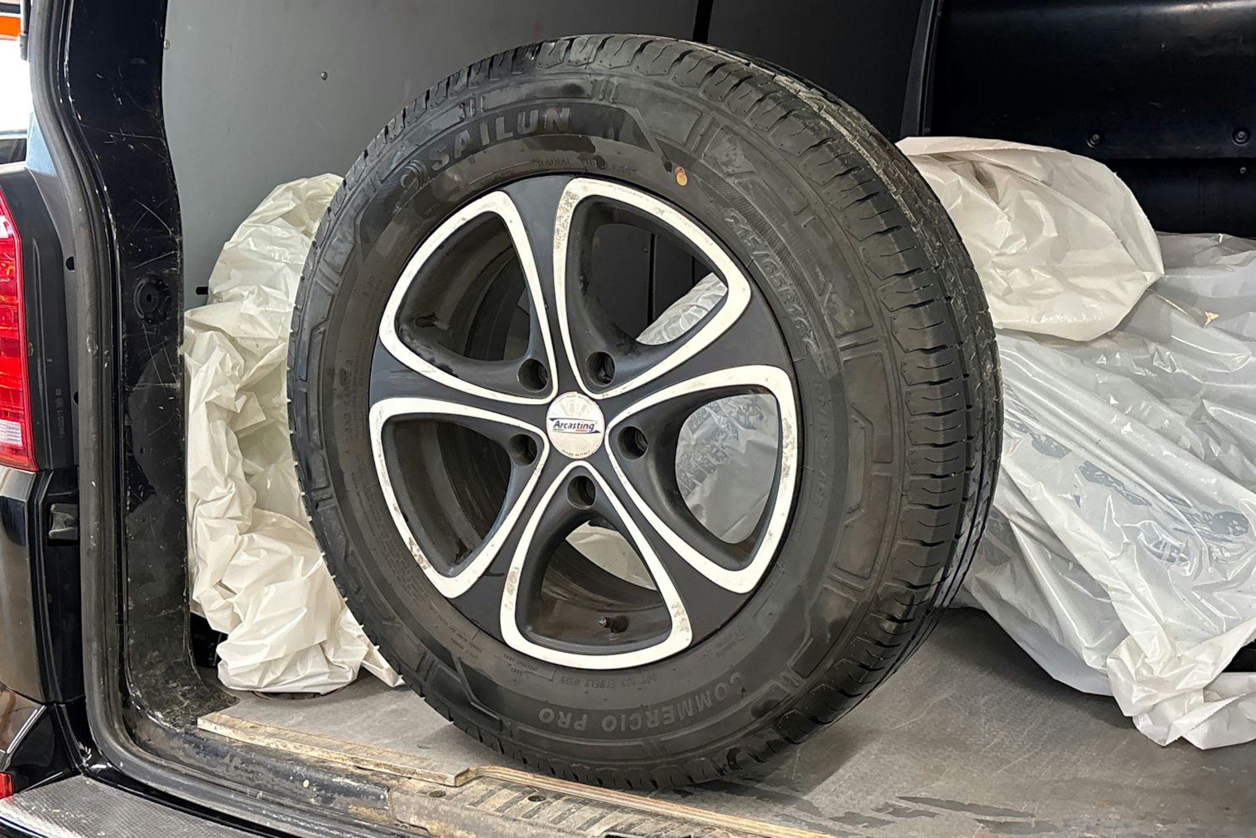 musta Volkswagen Transporter 2017 kuva 26.