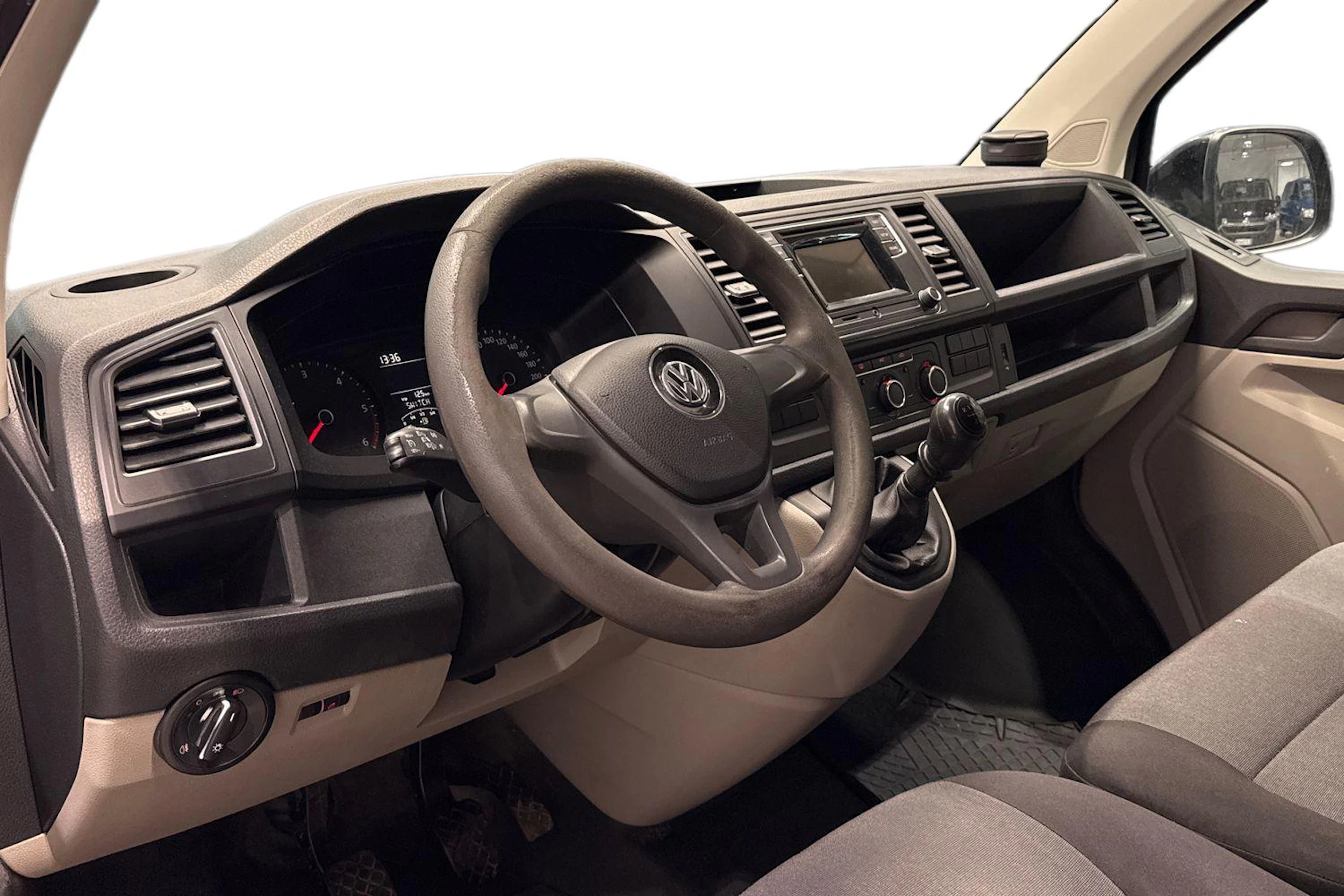 musta Volkswagen Transporter 2017 kuva 29.