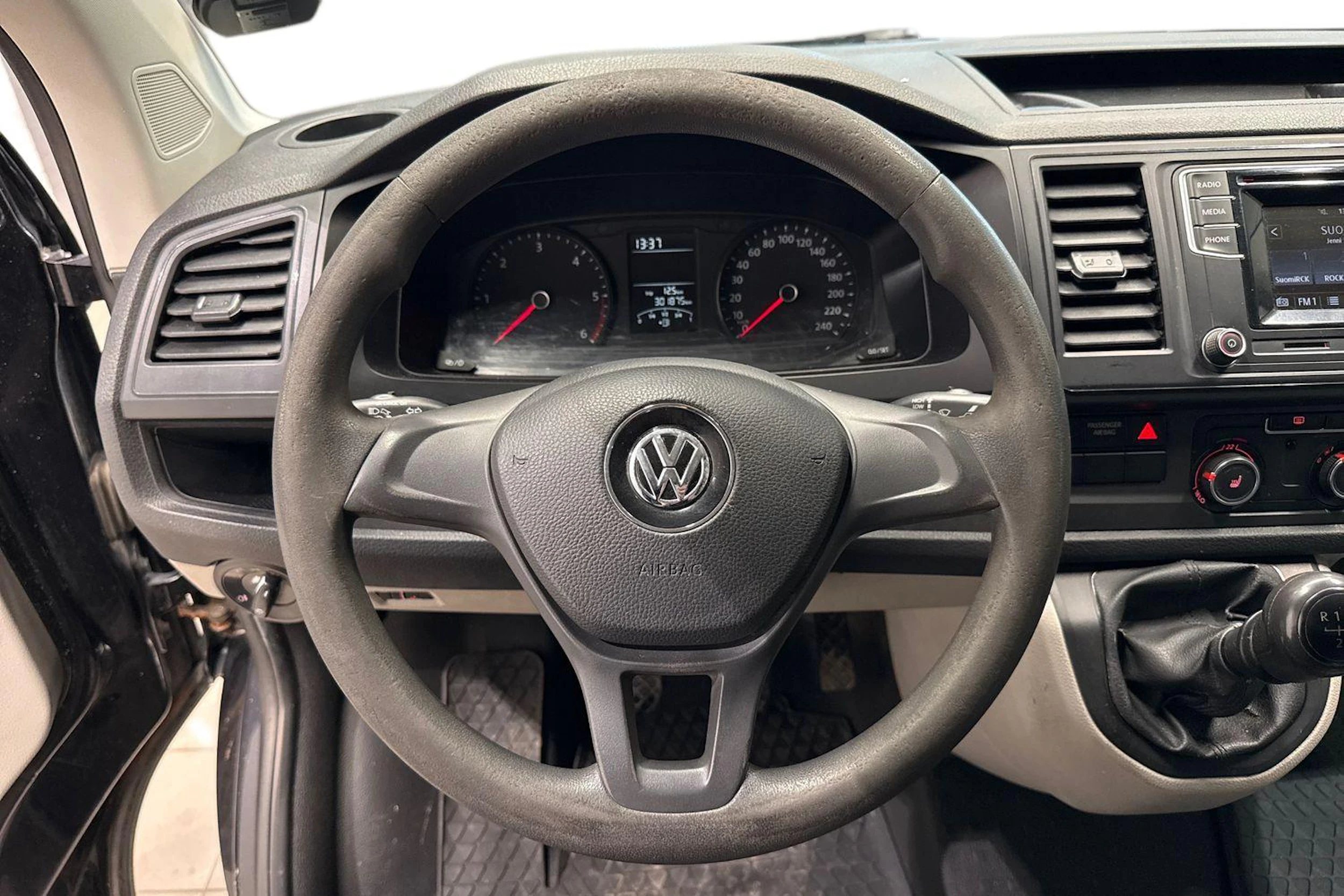 musta Volkswagen Transporter 2017 kuva 30.