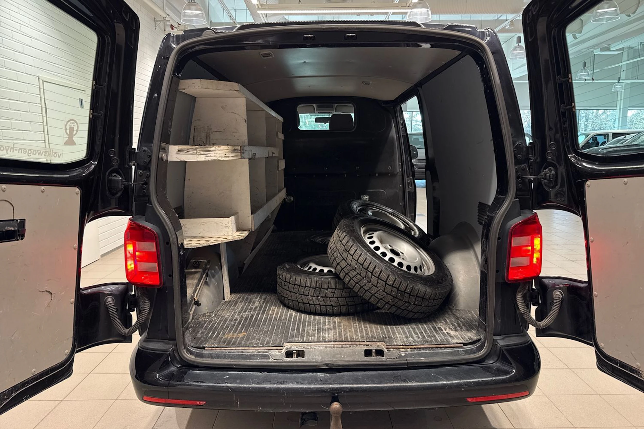 musta Volkswagen Transporter 2017 kuva 34.