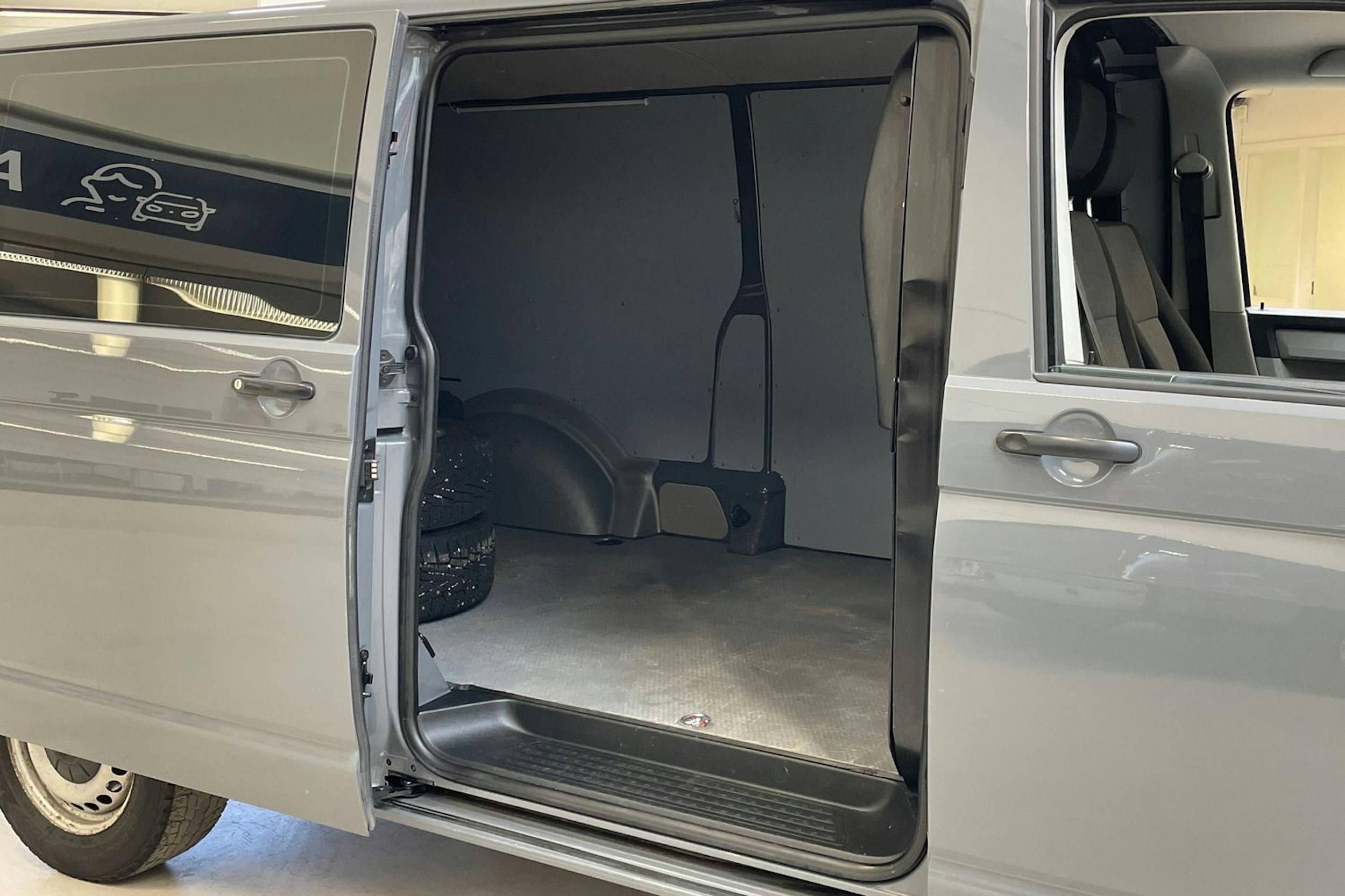 harmaa Volkswagen Transporter 2017 kuva 16.