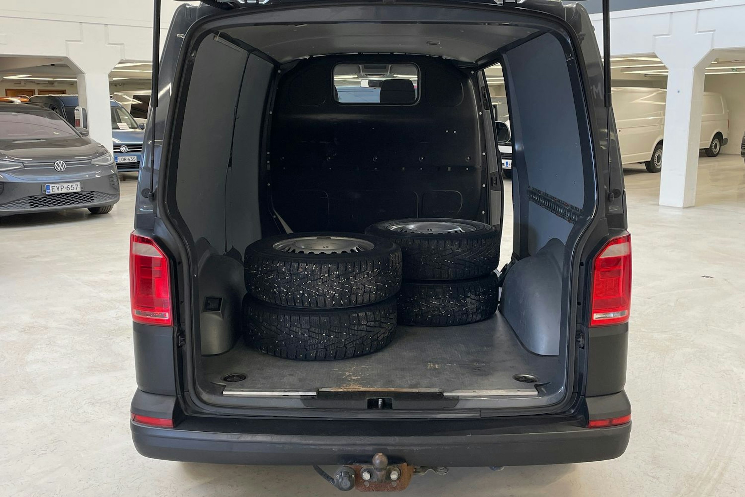 harmaa Volkswagen Transporter 2017 kuva 17.