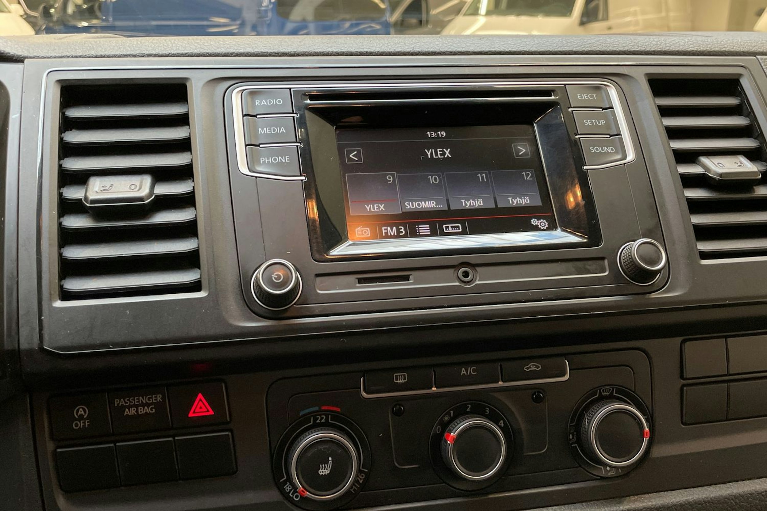 harmaa Volkswagen Transporter 2017 kuva 20.