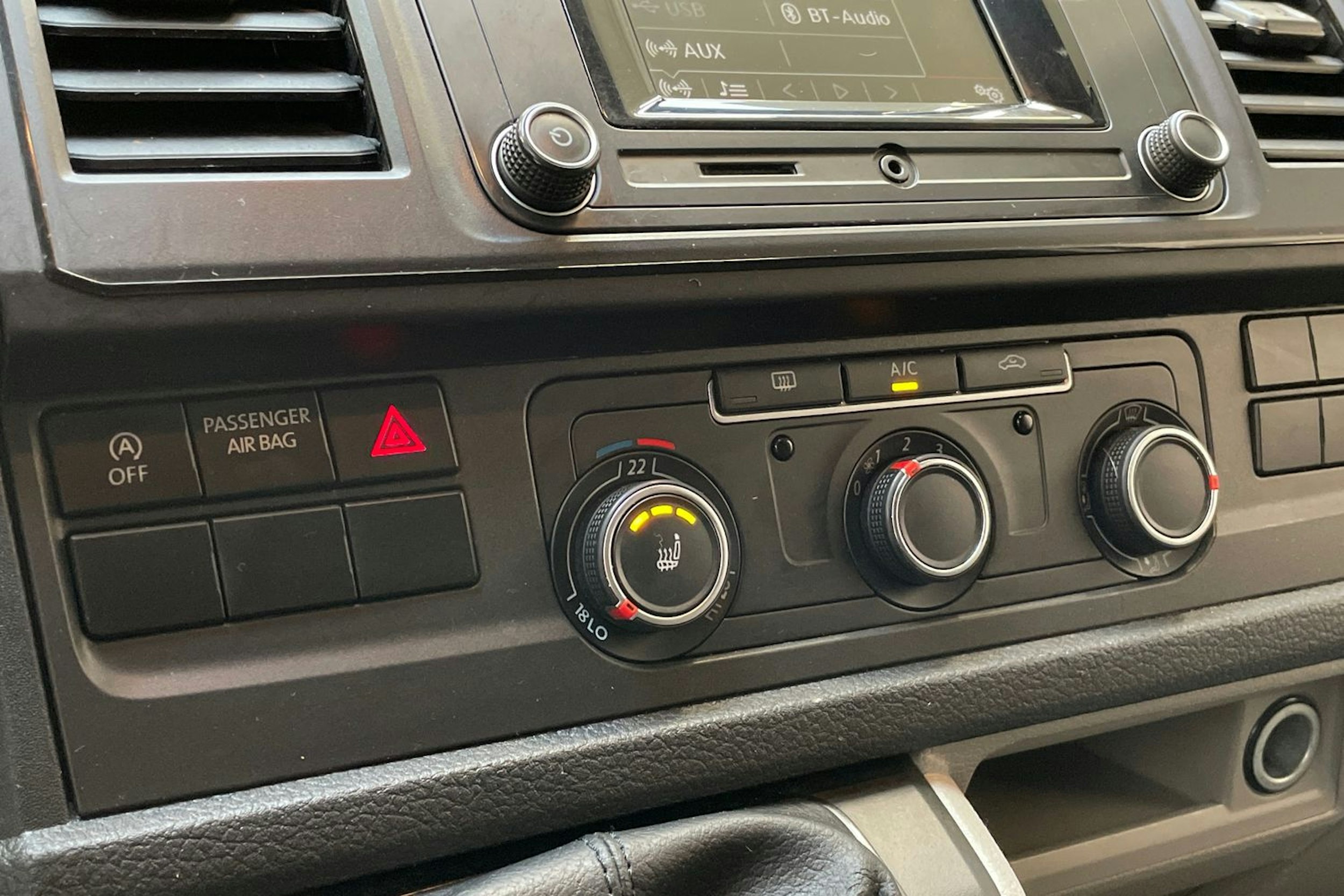 harmaa Volkswagen Transporter 2017 kuva 22.
