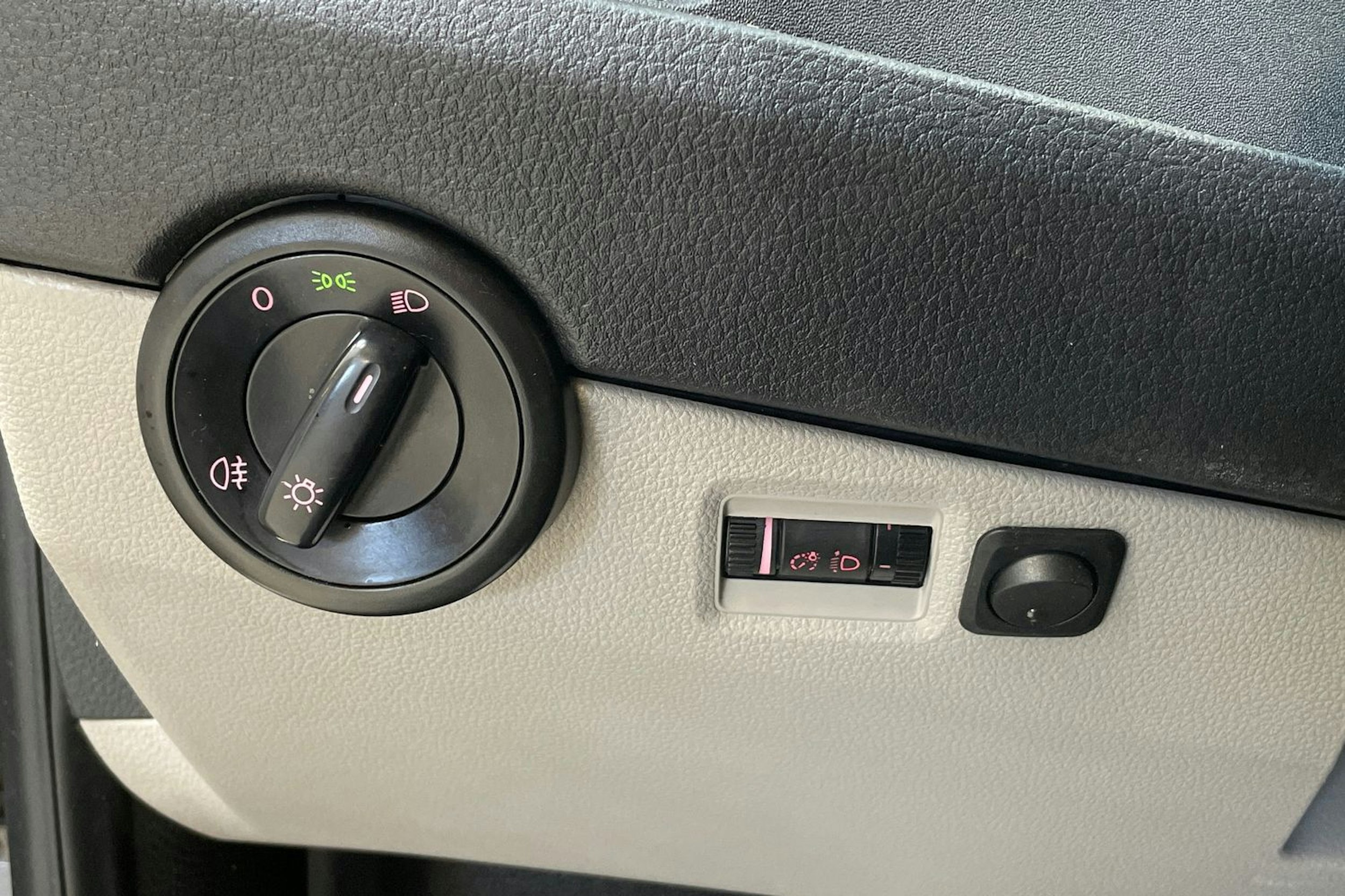 harmaa Volkswagen Transporter 2017 kuva 24.